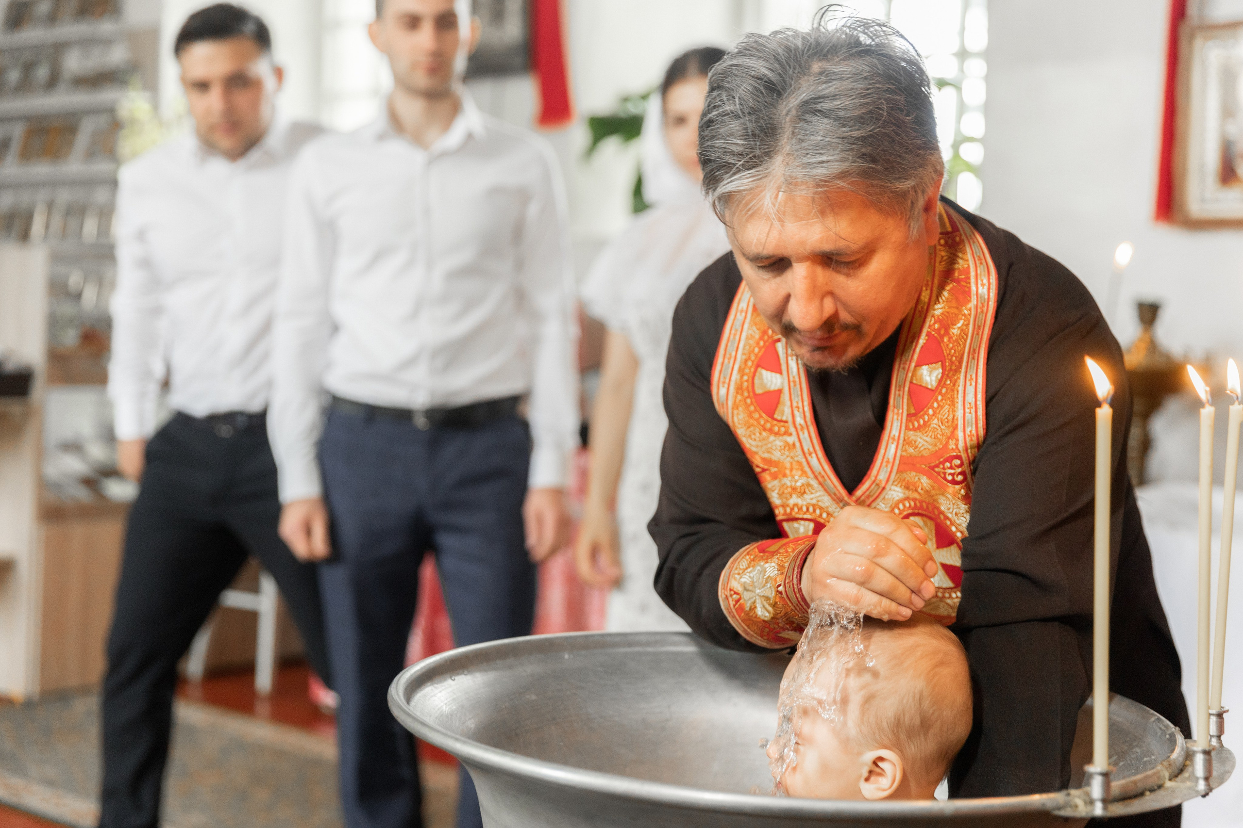 Таинство крещения в Чернянке с. Раевка. Фотограф Максим Никонов