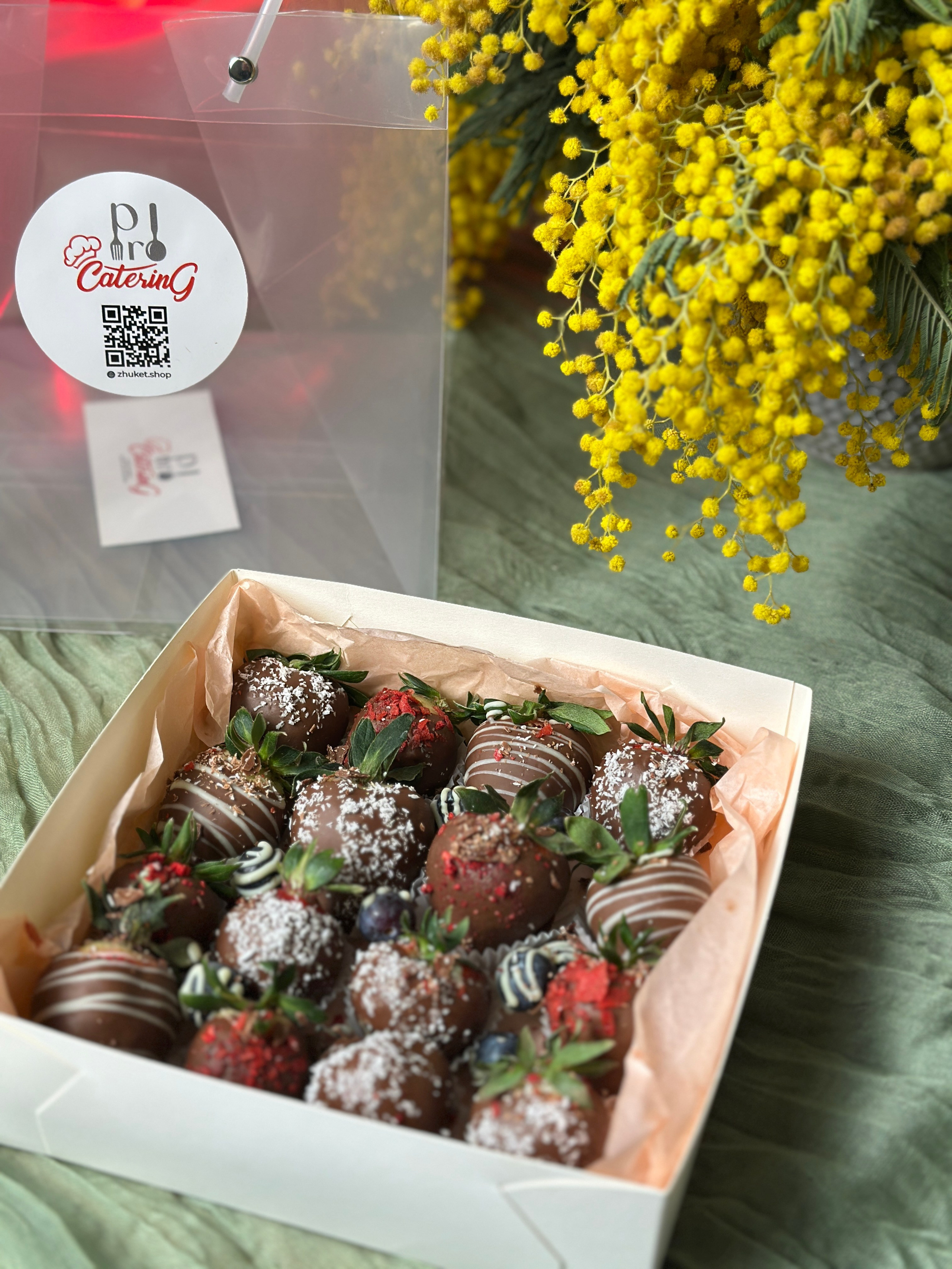 Ягоды в шоколаде. Выездной кейтеринг, съедобные букеты, торты и сладости на заказ