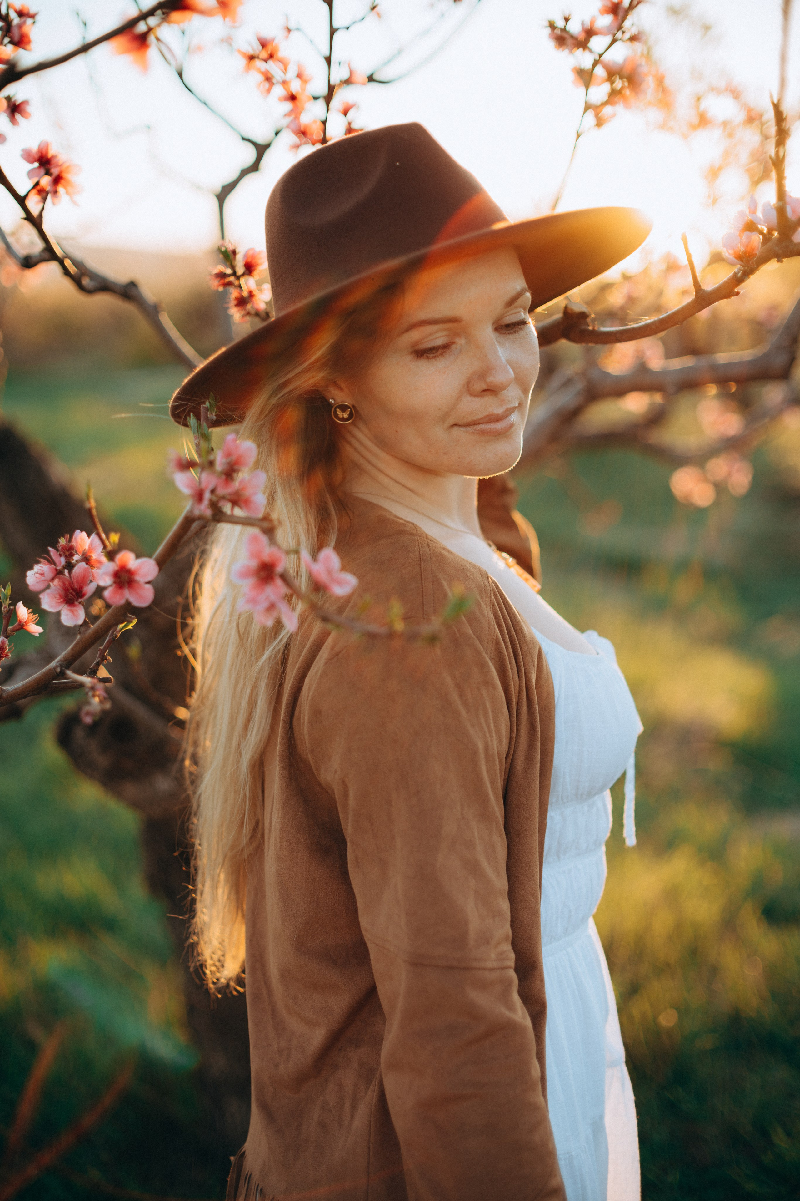 Женская фотосессия в персиковых цветениях. Портретный свадебный фотограф Крым | Евгения Щитенко