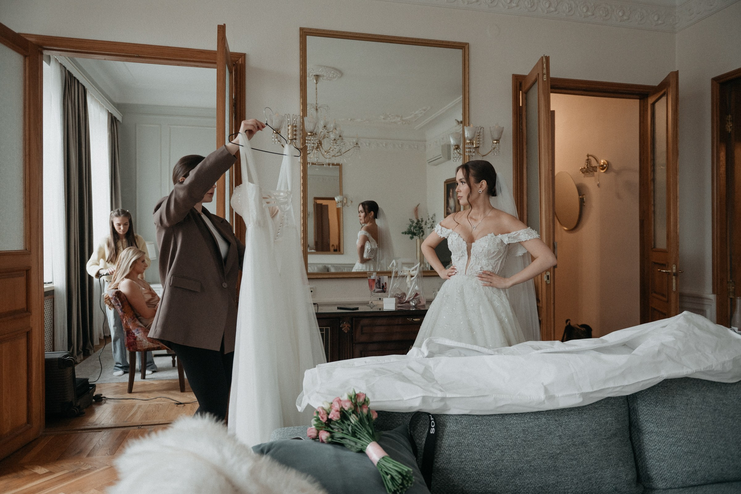 сборы невесты и жениха в апартаментах с видом на Казанский собор