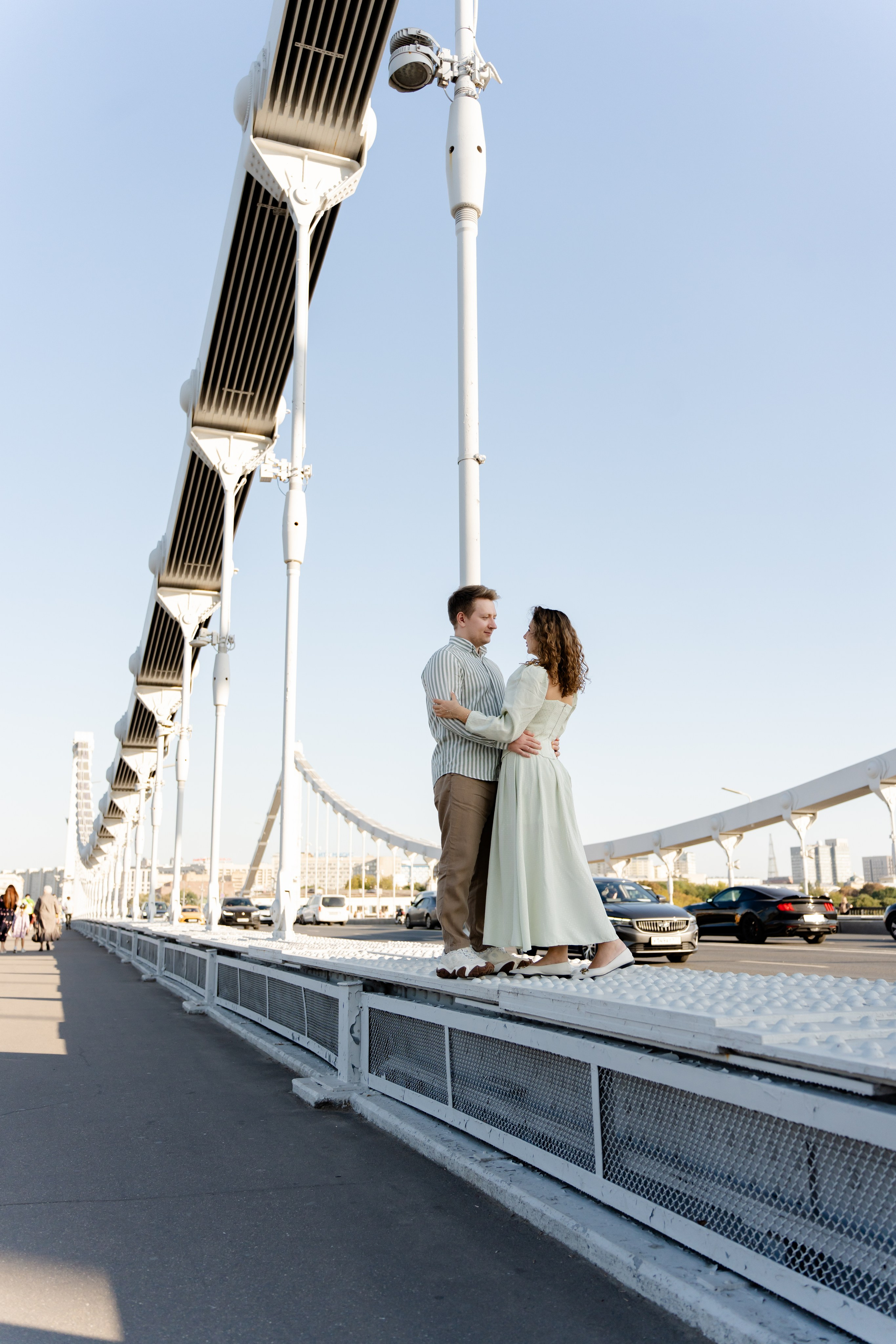 Девушка с парнем стоят на мосту Фотосессия Love story Фотограф Москва 