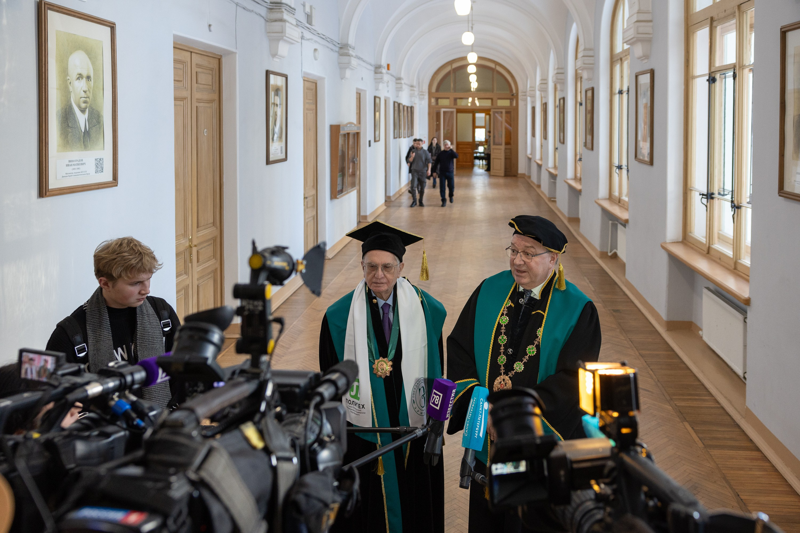 Вручения Мантия Почётного доктора директору Эрмитажа Михаилу Пиотровскому. Cup of Bib