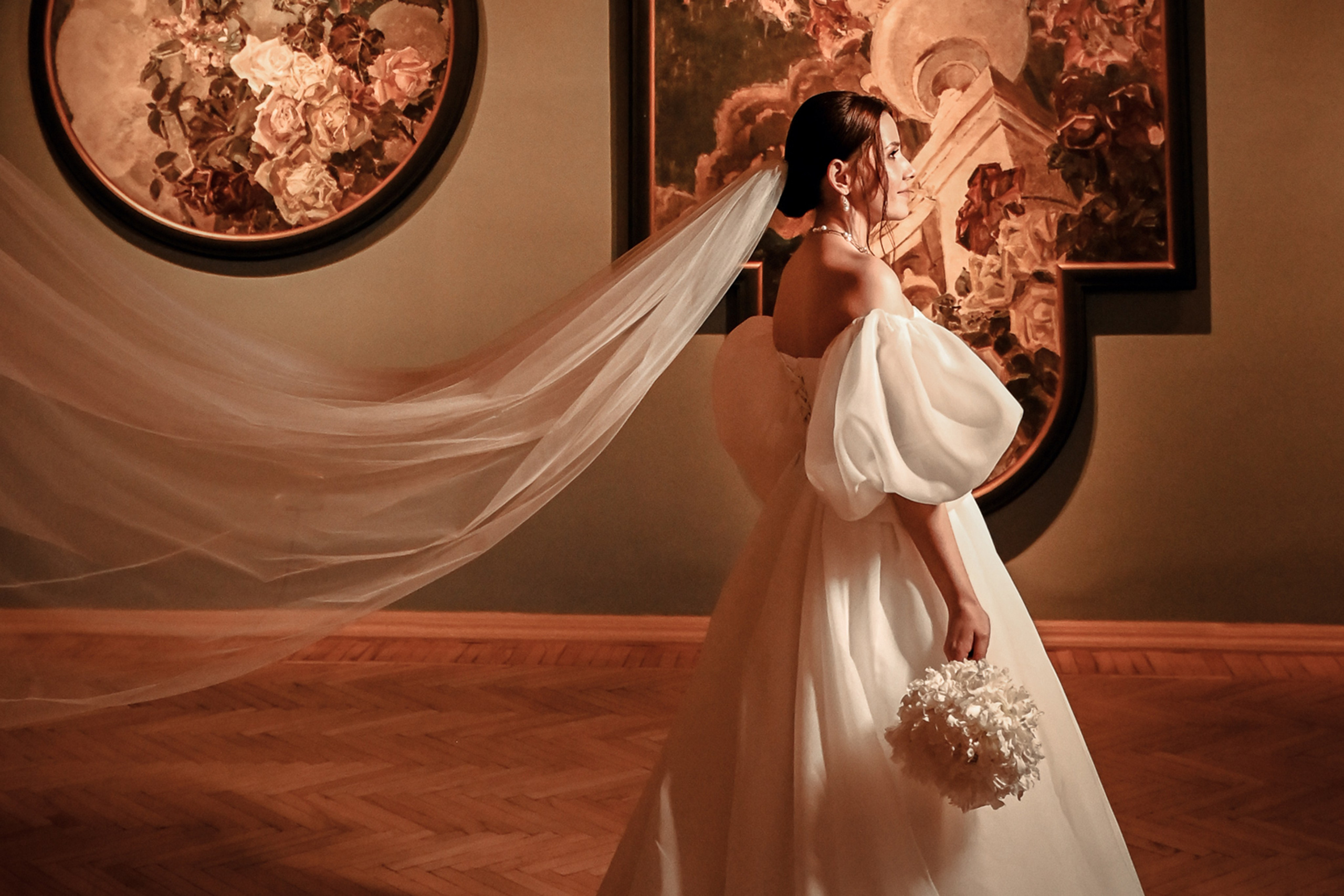 Небольшая свадебная серия в музее и прогулкой под дождем Эльмиры и Ризата. Свадебный, семейный, детский, контент фотограф в Омске Максим Ильин