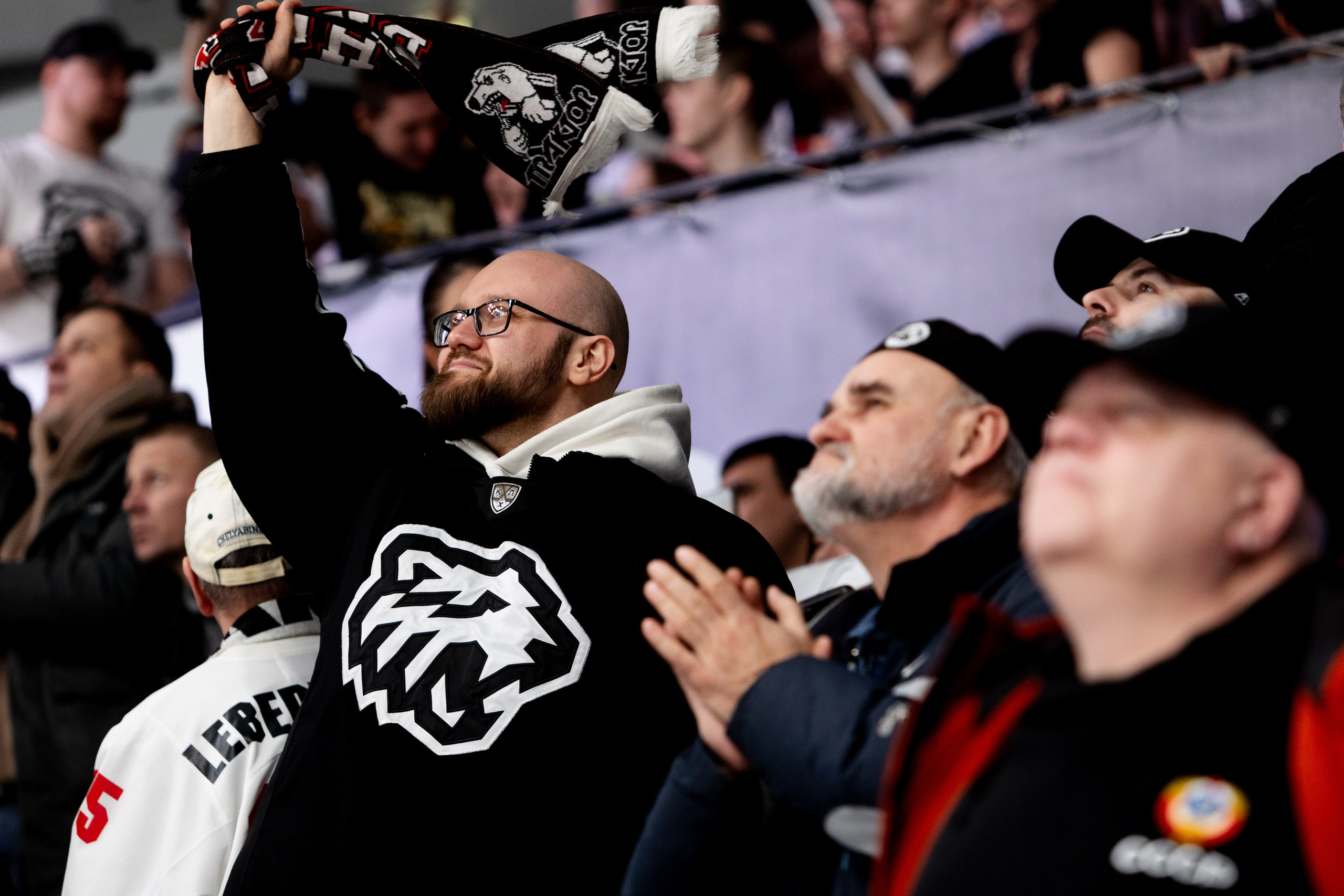 Алексей Потрехалов. Маскот хоккейного клуба «Трактор». Репортажный фотограф Наталья Лапцевич