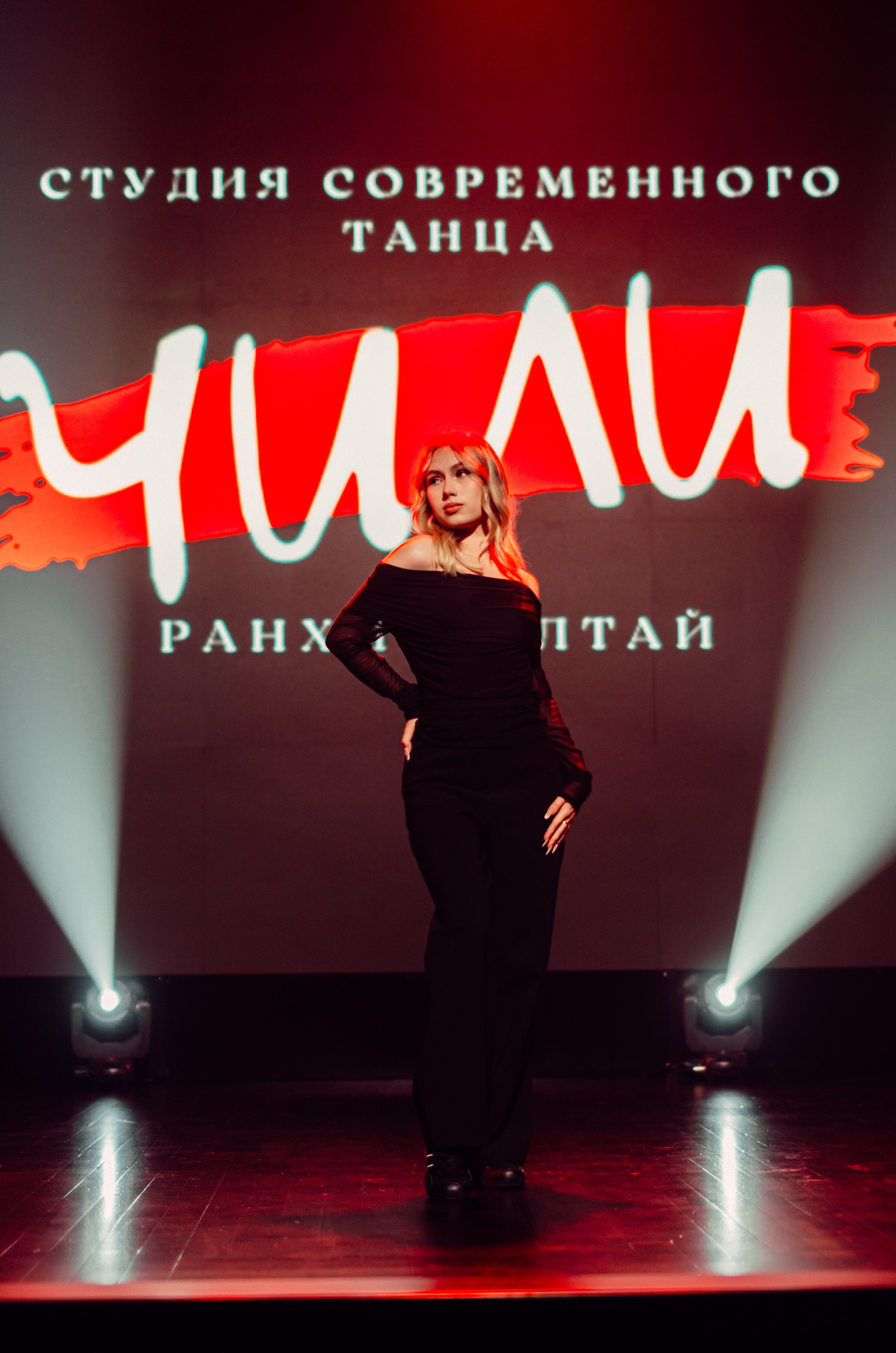 Групповая фотосъемка танцевального коллектива. Денисова Аля — фотограф для парных съемок и индивидуальных историй в Барнауле