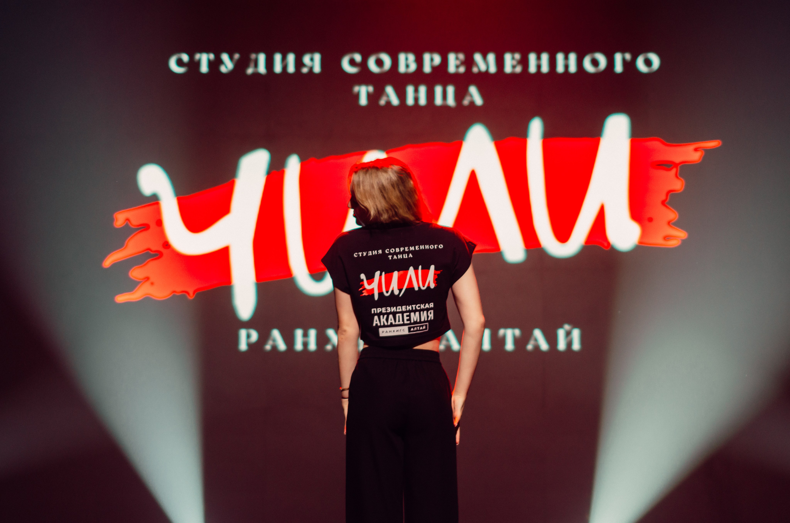 Групповая фотосъемка танцевального коллектива. Денисова Аля — фотограф для парных съемок и индивидуальных историй в Барнауле