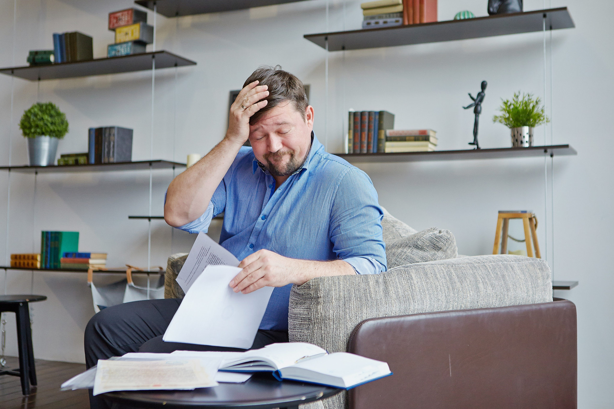 адвокат читает договор клиента и шокирован содержимым