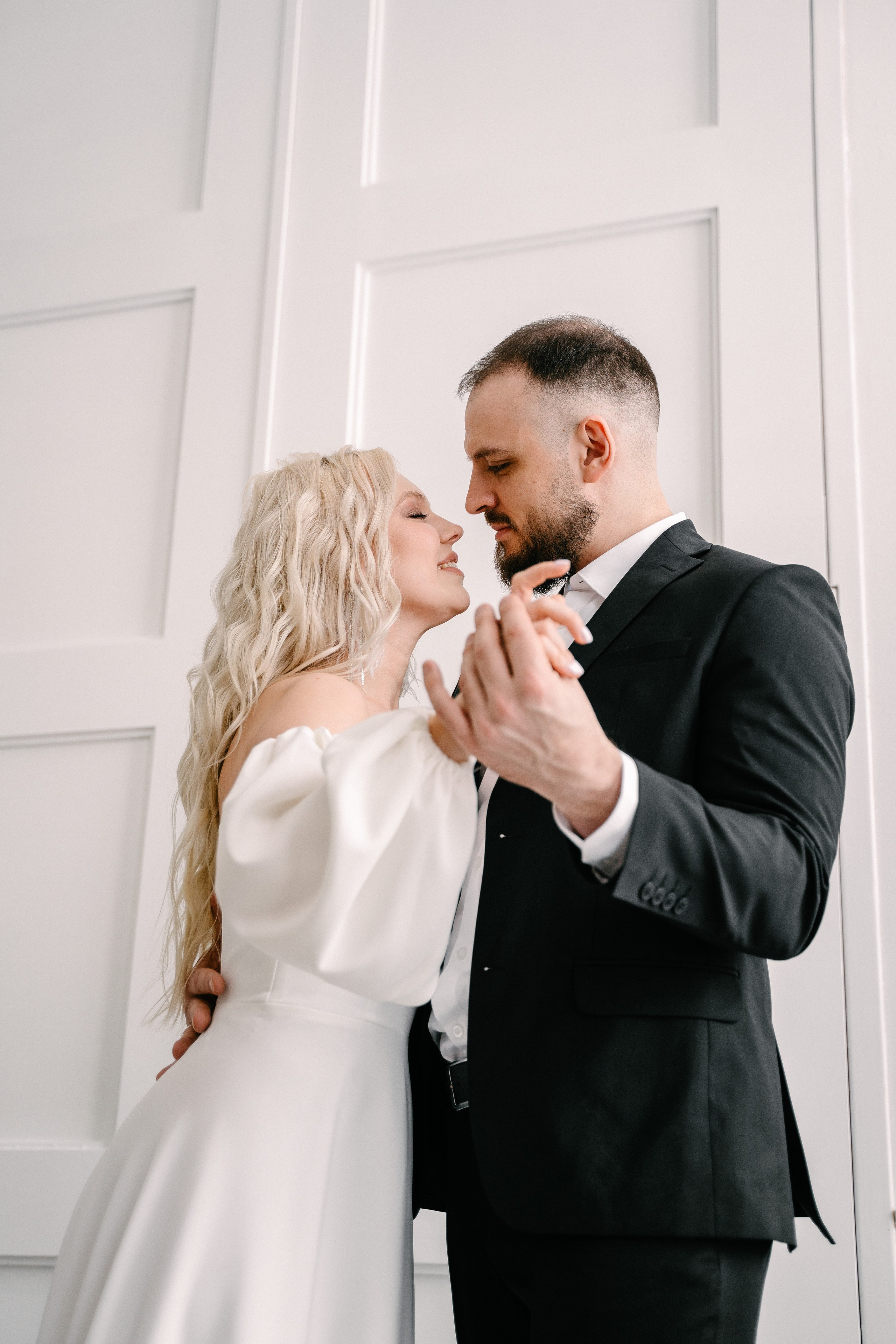 жених и невеста в красивой студии позируют