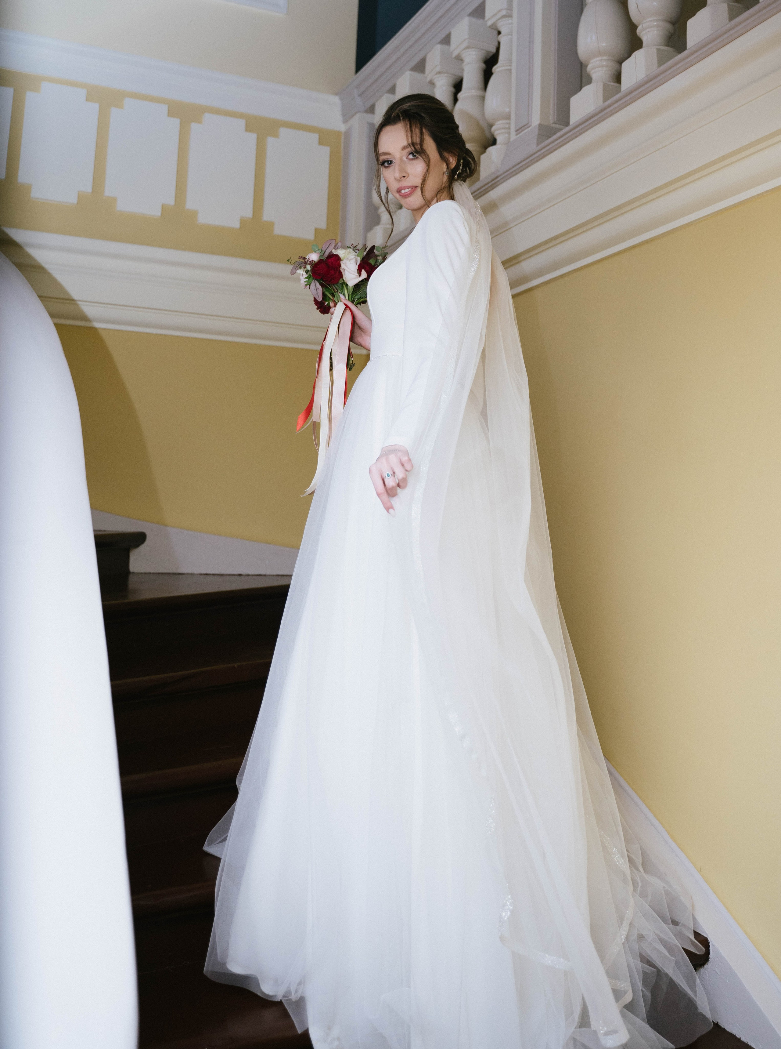 невеста идет верх по лестнице