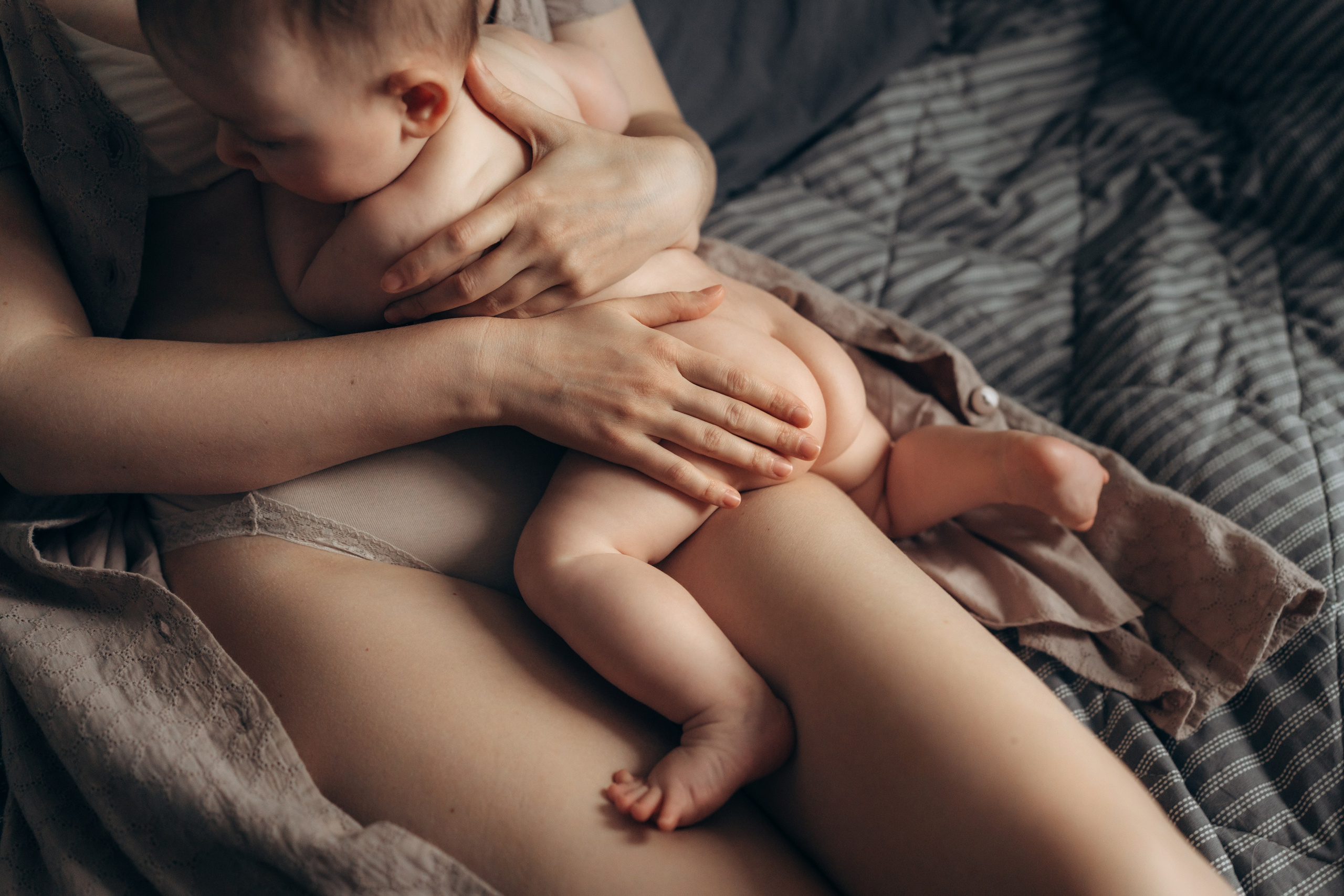 Домашняя фотосессия мамы и дочки. Детский, семейный и ньюборн фотограф в Москве Юлия Шуарт