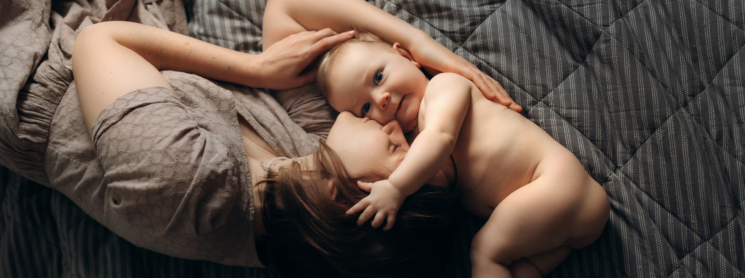 Домашняя фотосессия мамы и дочки. Детский, семейный и ньюборн фотограф в Москве Юлия Шуарт