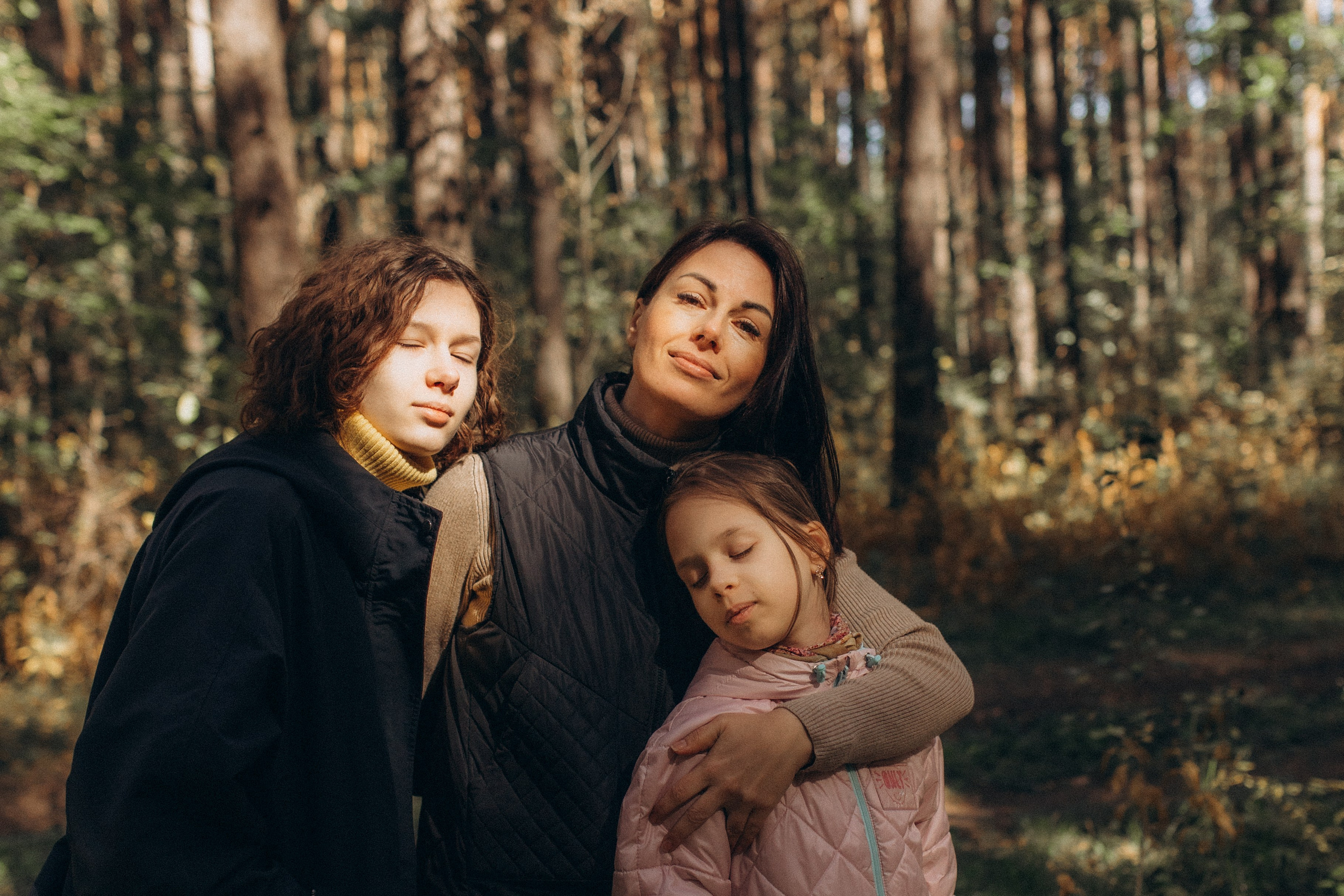 Аня с Ясей и Соней на Обском, осень. Семейный фотограф lifestyle в Новосибирске Елена Шпилевая