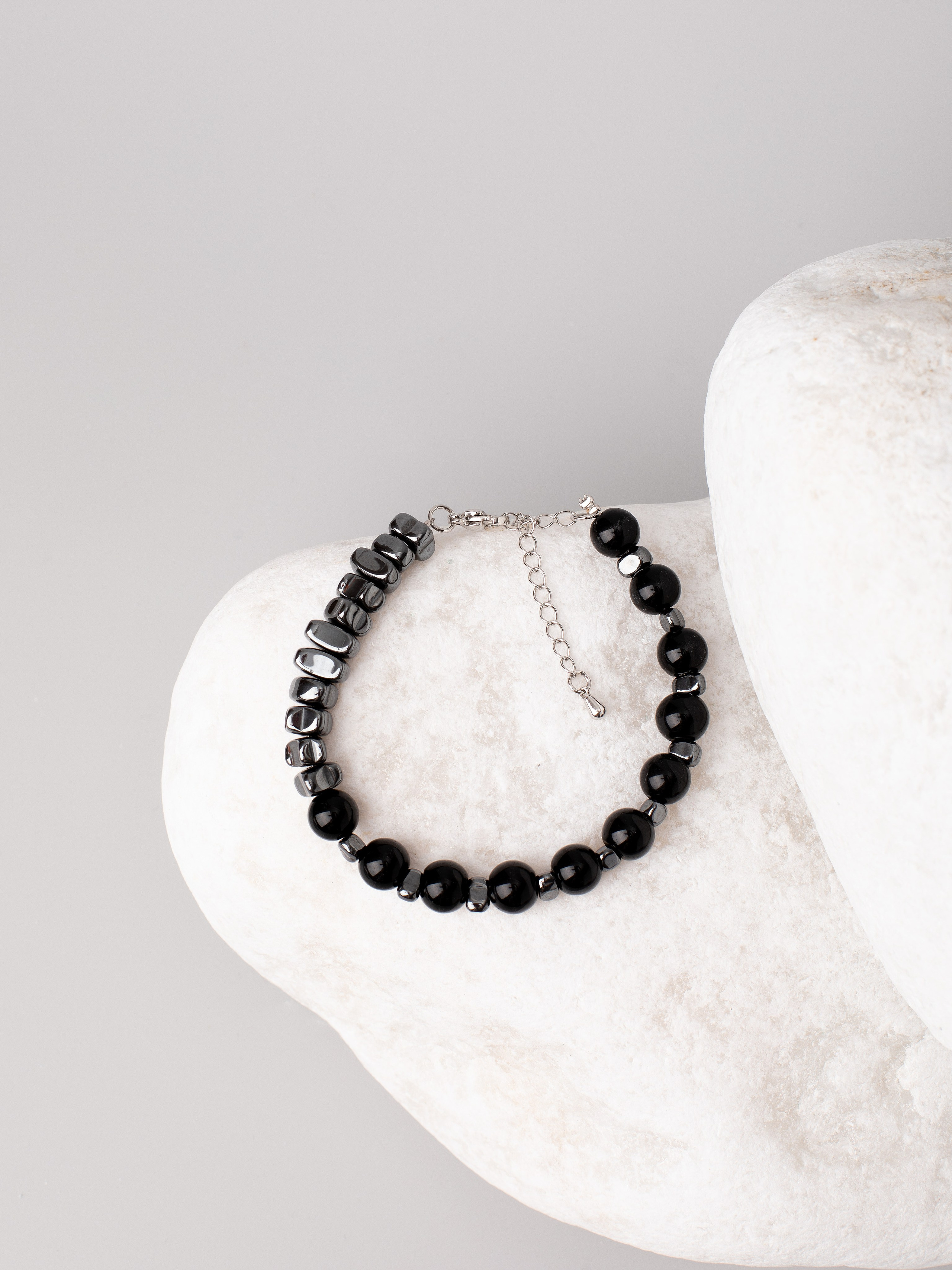 Браслеты ручной работы. Фотостудия предметной и модельной съёмки для маркетплейсов