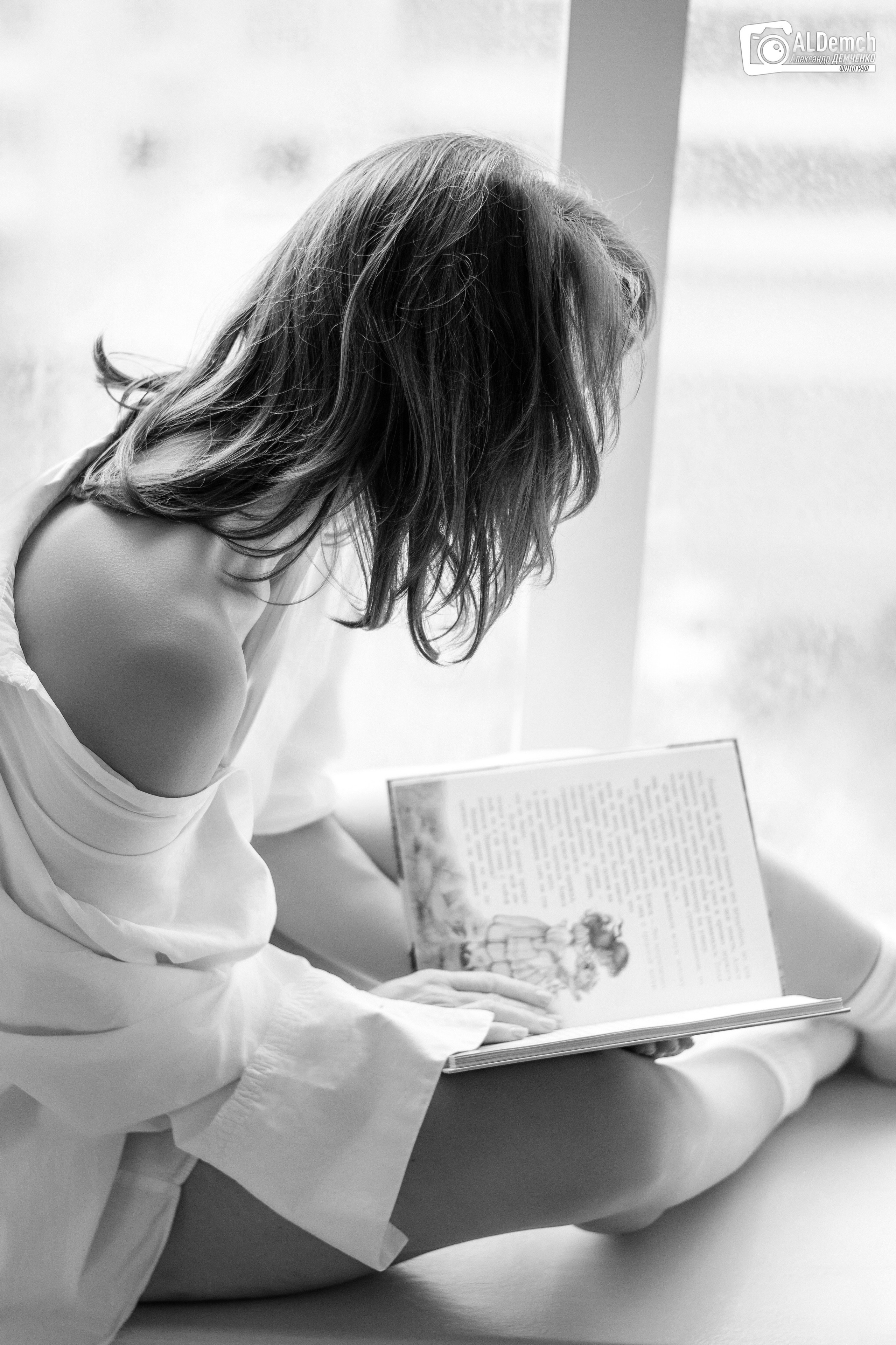 Фотосессия в фотостудии в Москве девушки в белой рубашке