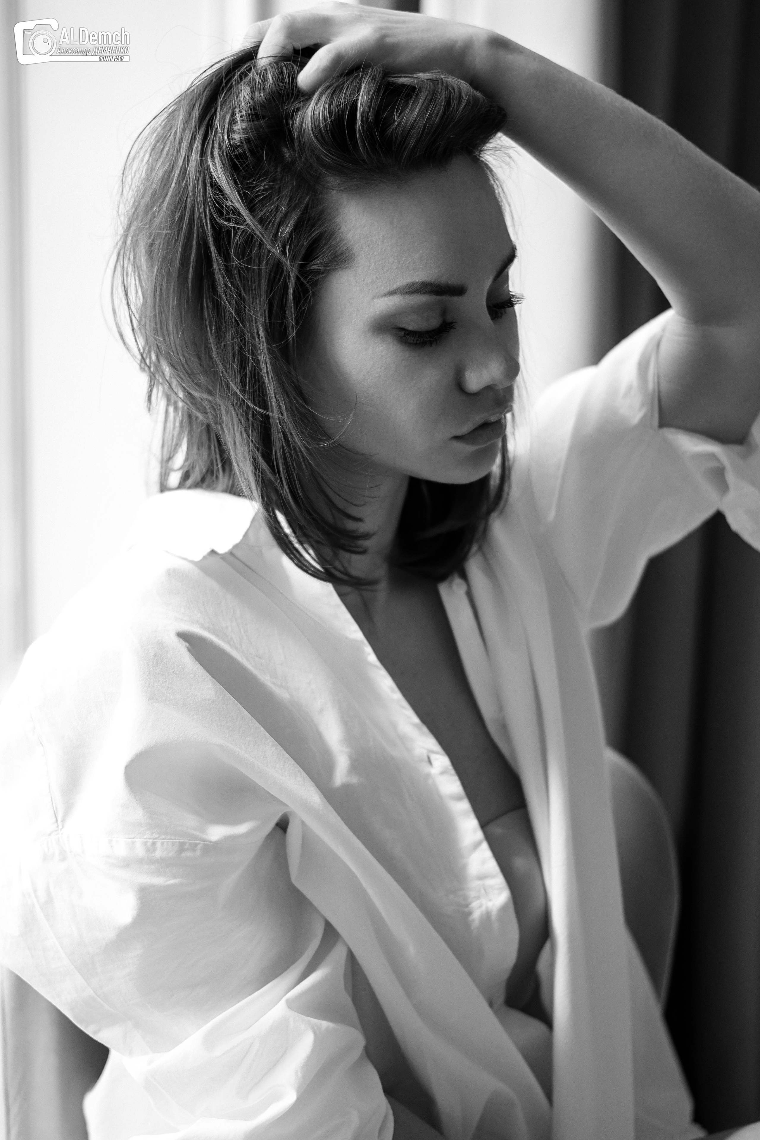 Фотосессия в фотостудии в Москве девушки в белой рубашке