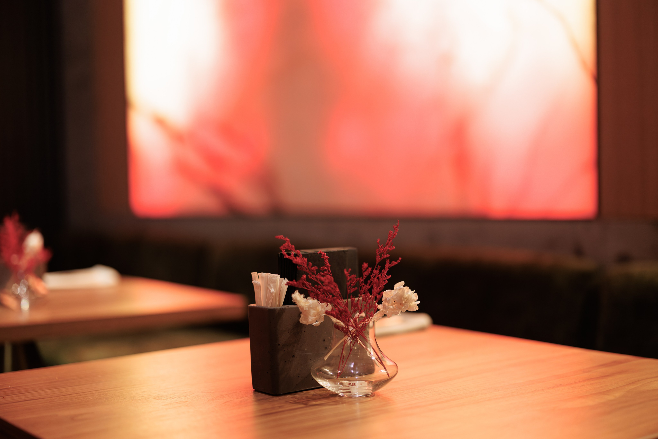 Фотограф для интерьерной съемки ресторана. Контент для бизнеса в Екатеринбурге Полдень Медиа