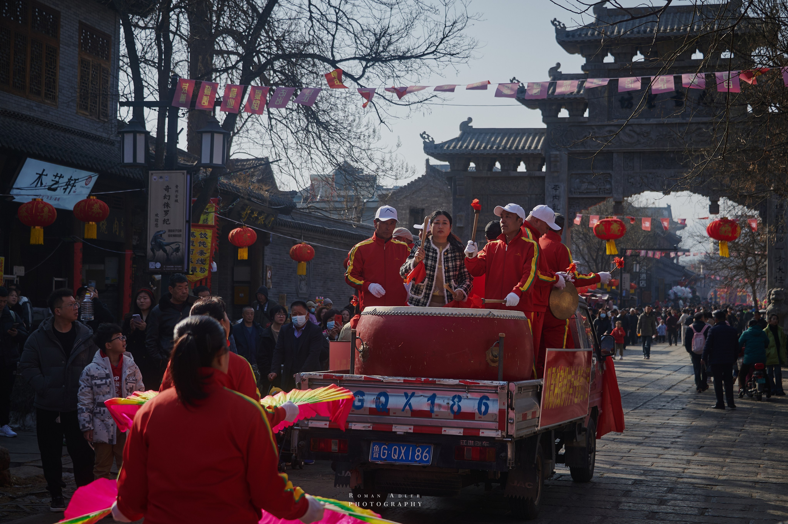 Новогодний парад в Цинчжоу. Китай. Фотограф Роман Адлер