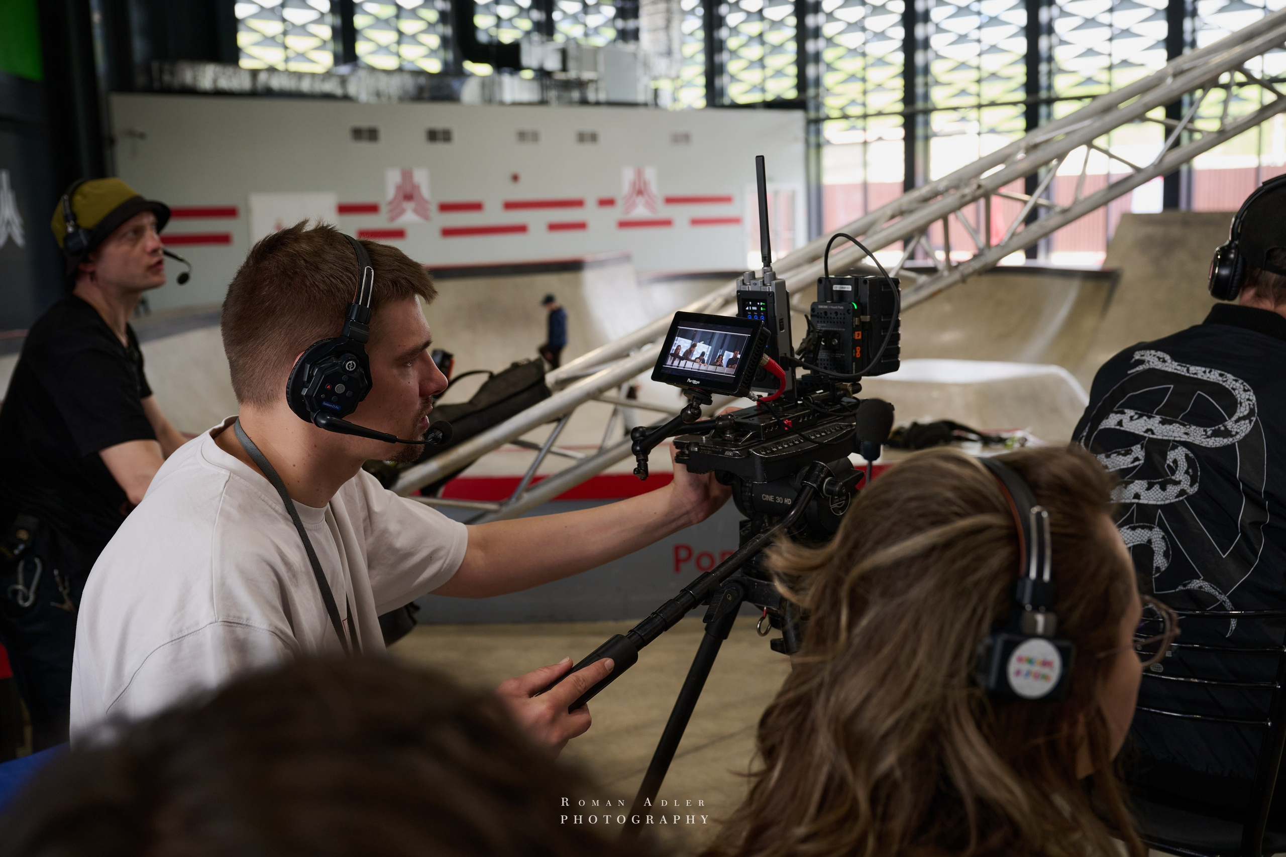 Репортаж со съёмок фильма «Своя в доску». Фотограф Роман Адлер