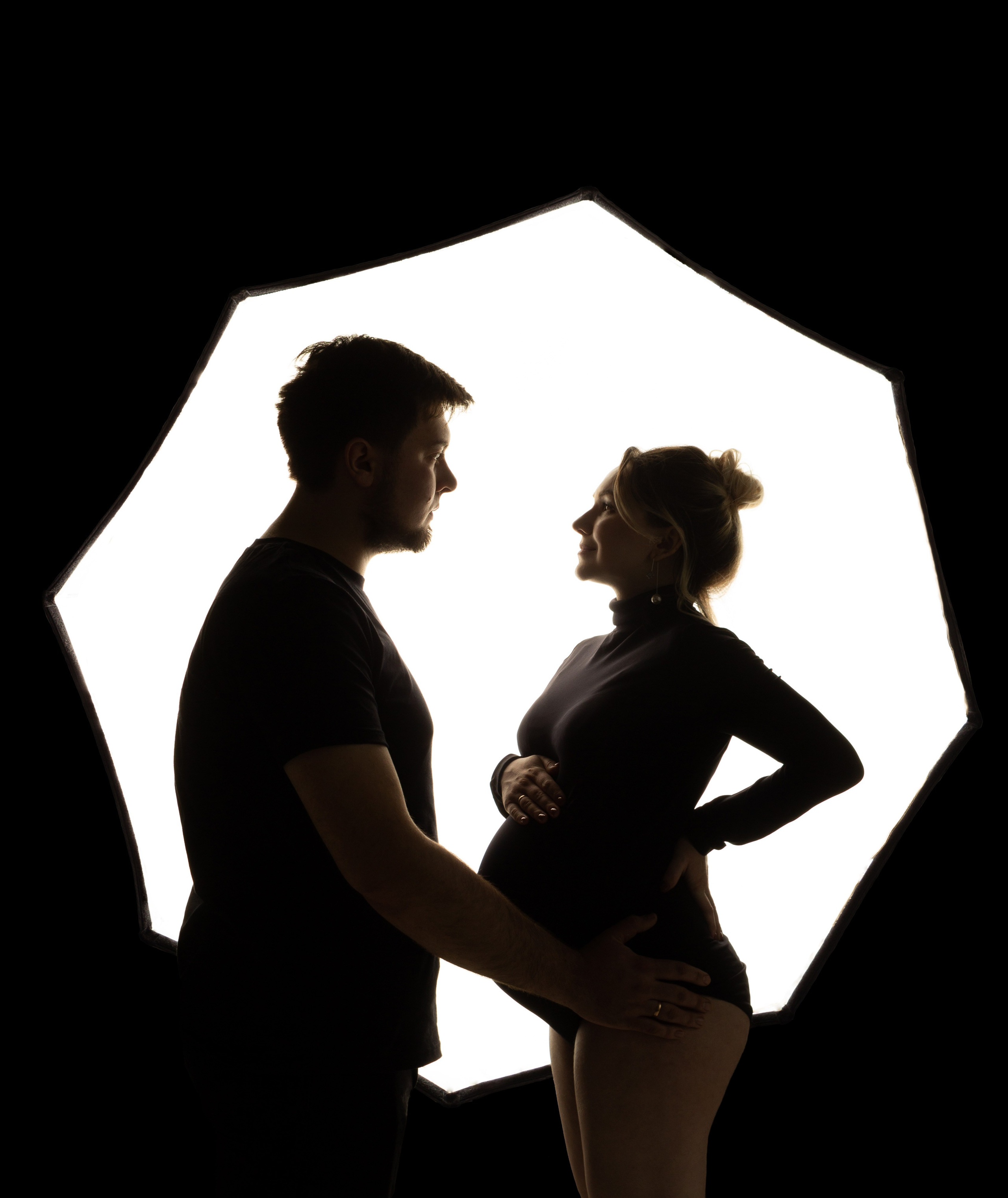 Совместная фотосессия беременности, беременная девушка с супругом. Фотограф беременности в Тюмени Любовь Докучаева