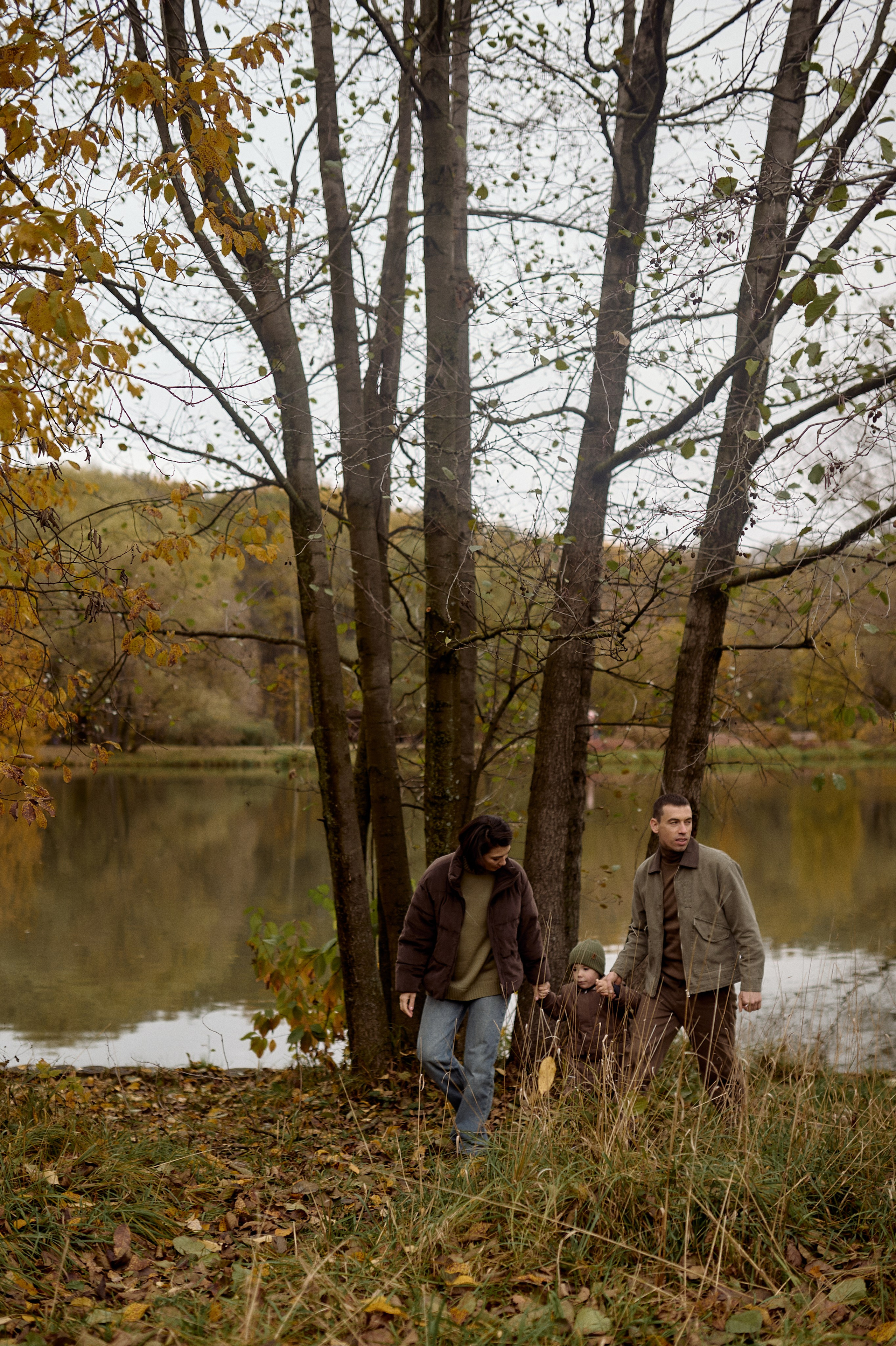 Вова, Юля и Максим в осеннем парке. Семейный и свадебный lifestyle-фотограф в Москве Мария Петрова