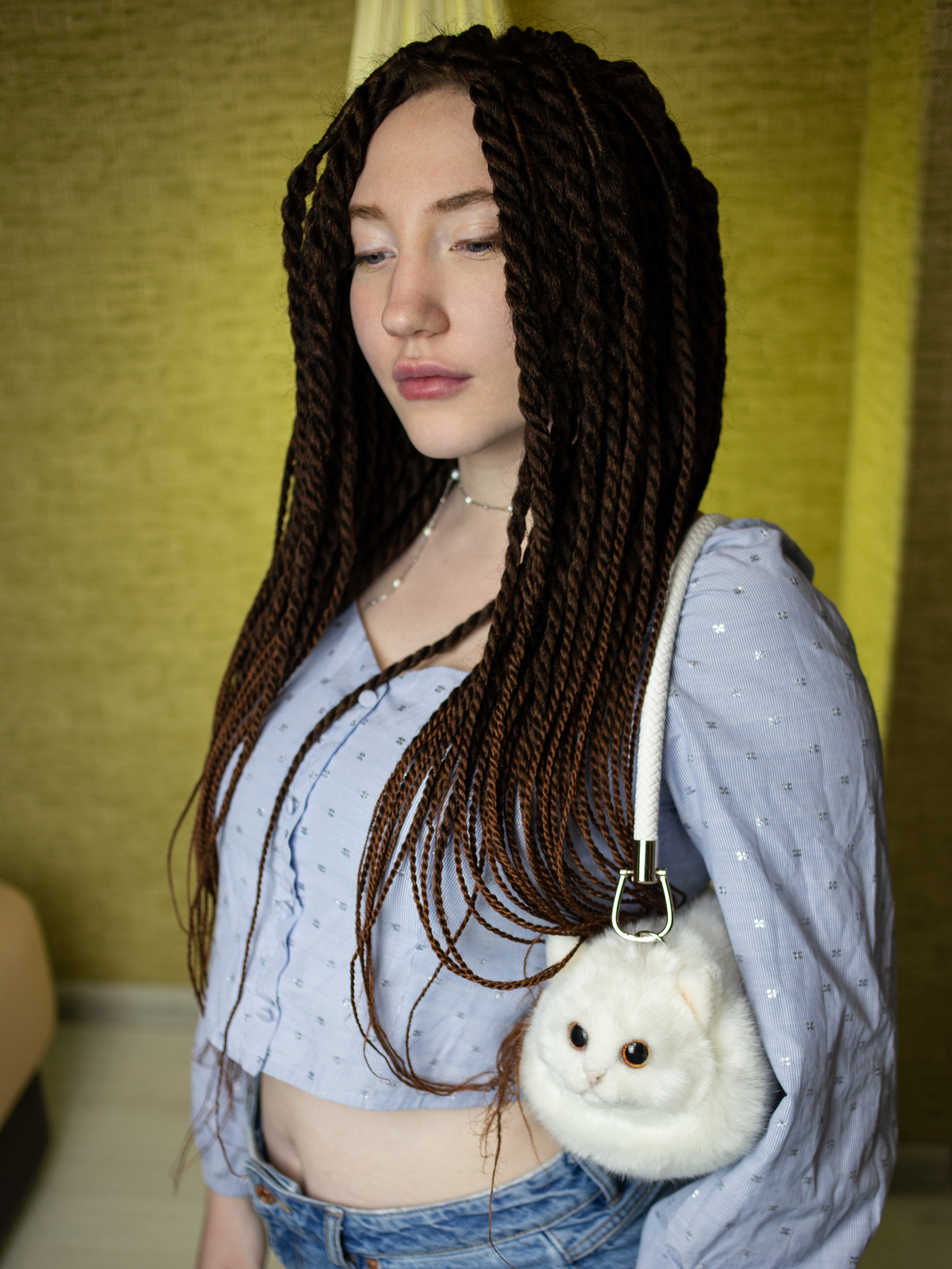 девушка  с косичками дредами с сумкой   в виде  кошки 