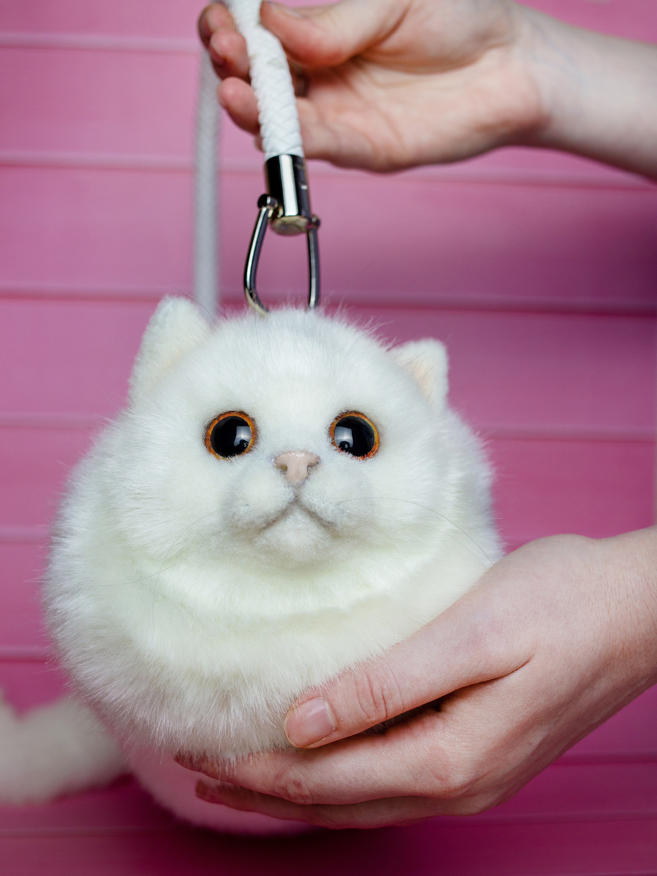 сумка в виде кошки на розовом  фоне