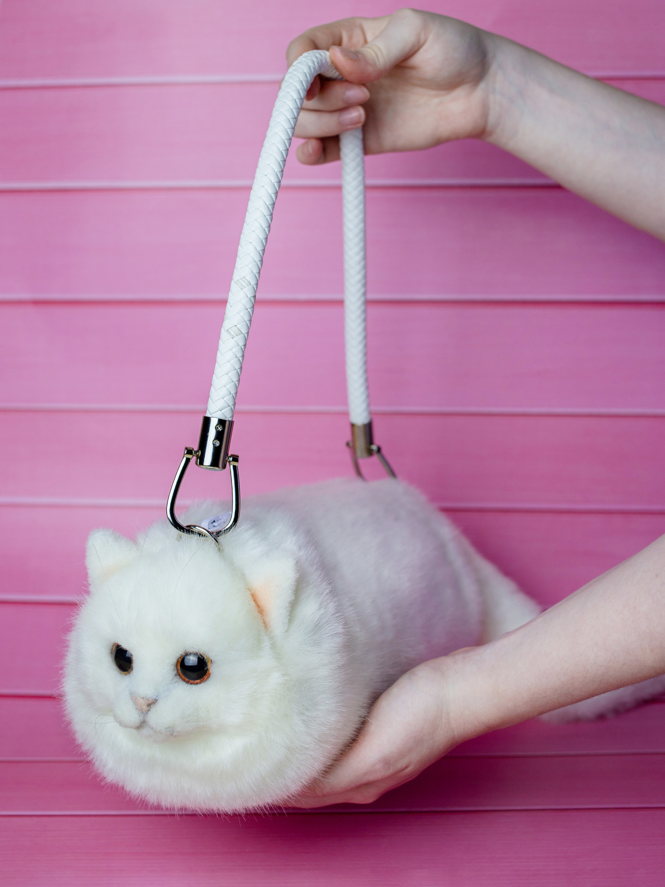 сумка в виде кошки на розовом  фоне