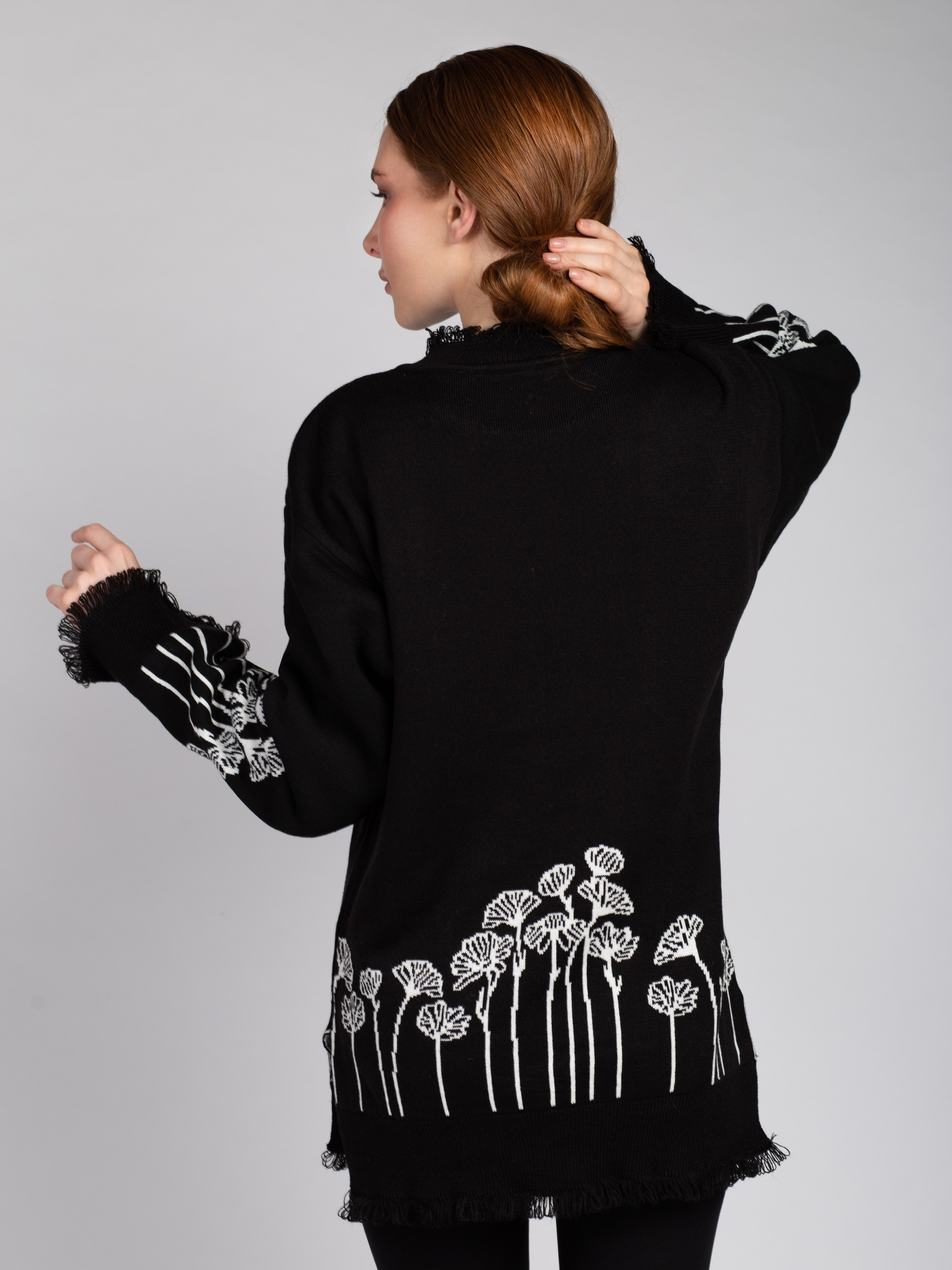 девушка   в черном свитере на  белом  фоне