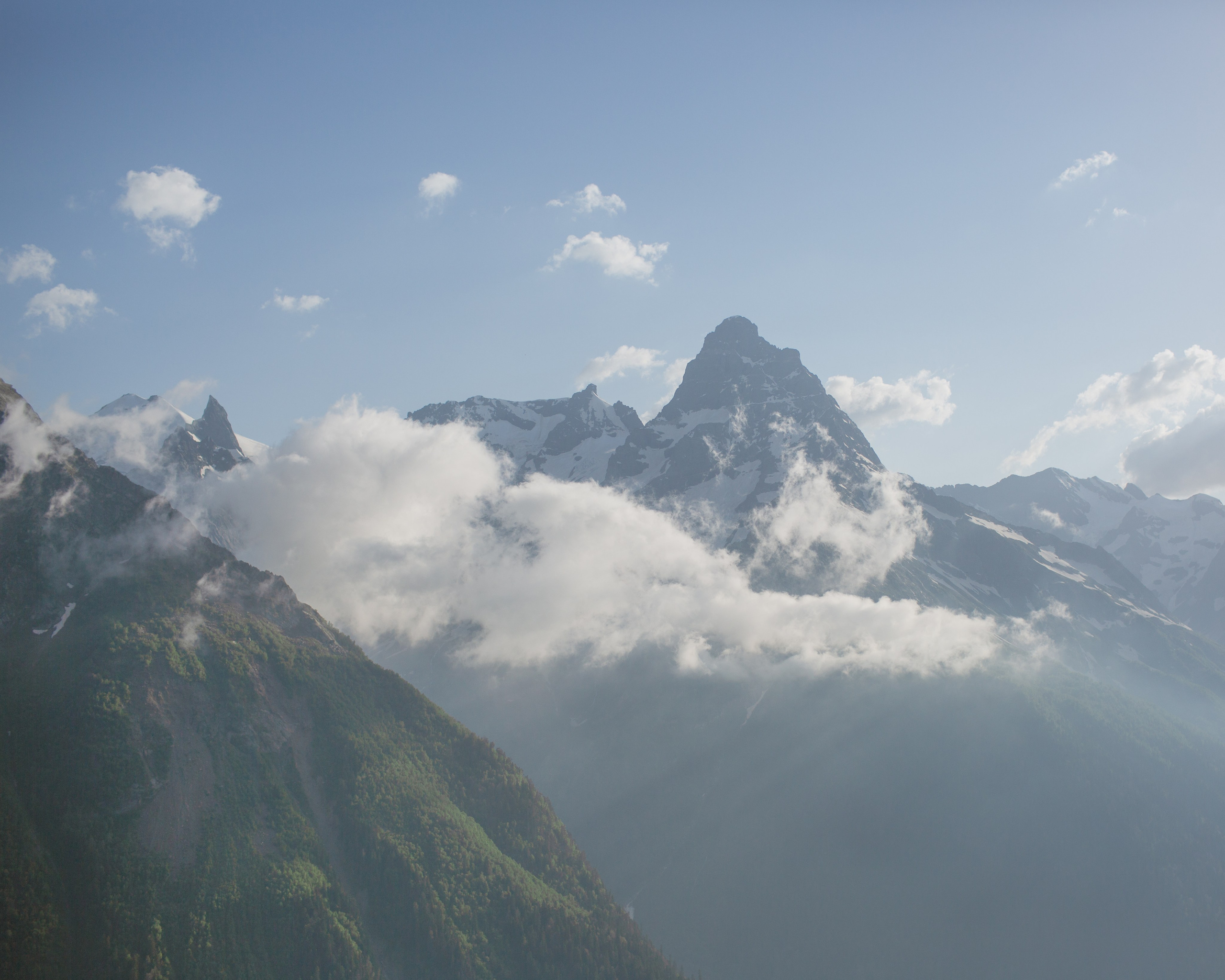Вид на Главный Кавказский хребет и пик Белалакая из Домбая - фото Светланы Корнелюк.