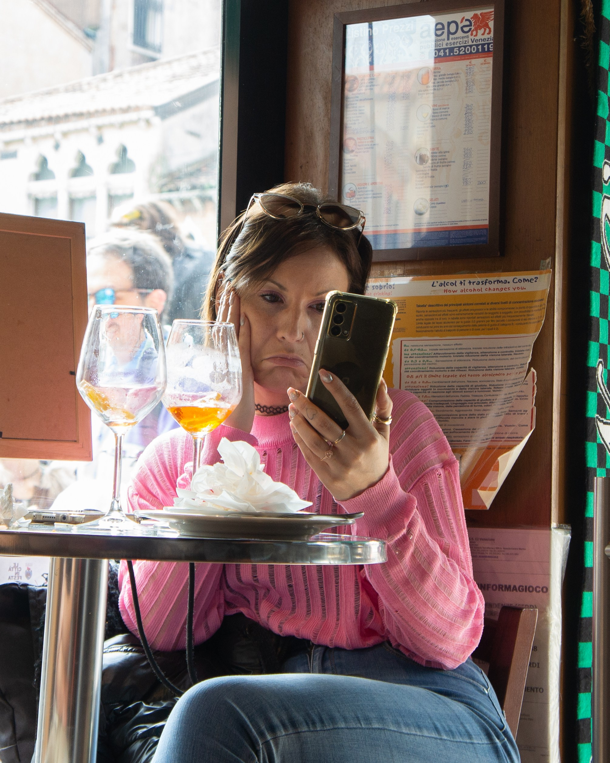 Uomini e telefoni. Fotografo Alina Imanbaeva Trieste e FVG