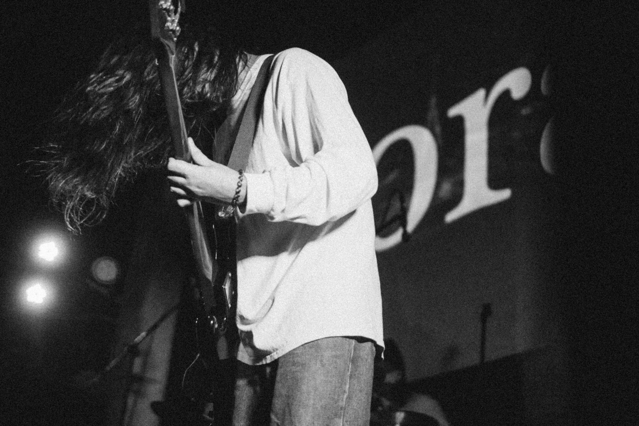 Гитарист Eora на сцене