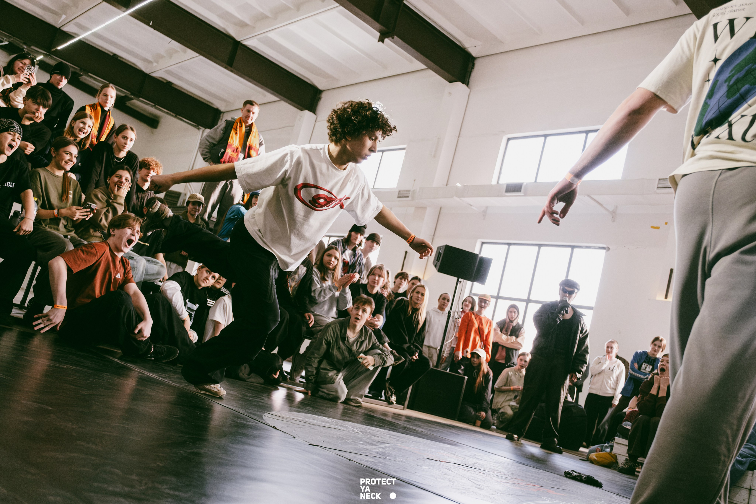 PROTECT YA NECK 22/03 (@youlovebu). Соня бу тебя сфоткала