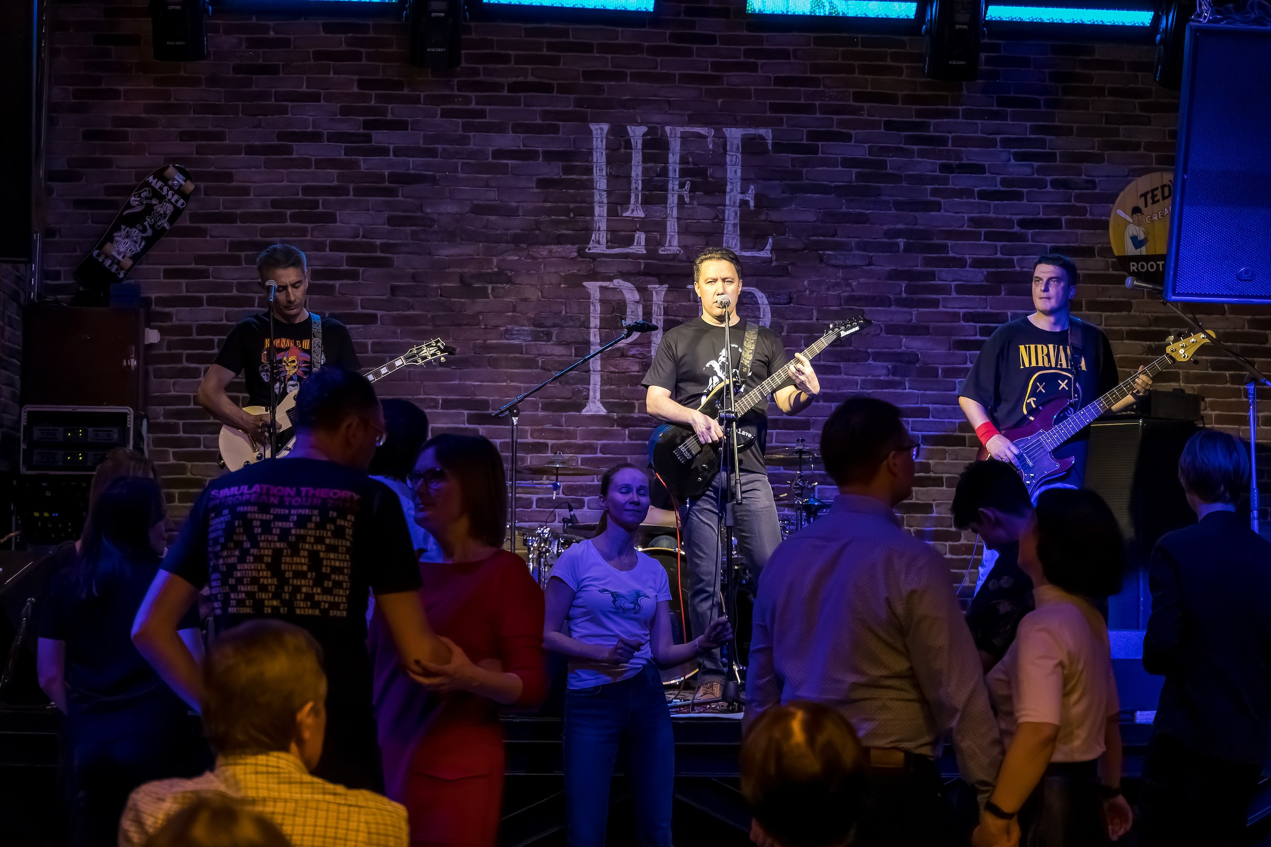 LifePub 29.03.2023. Московская кавер-группа BankBand