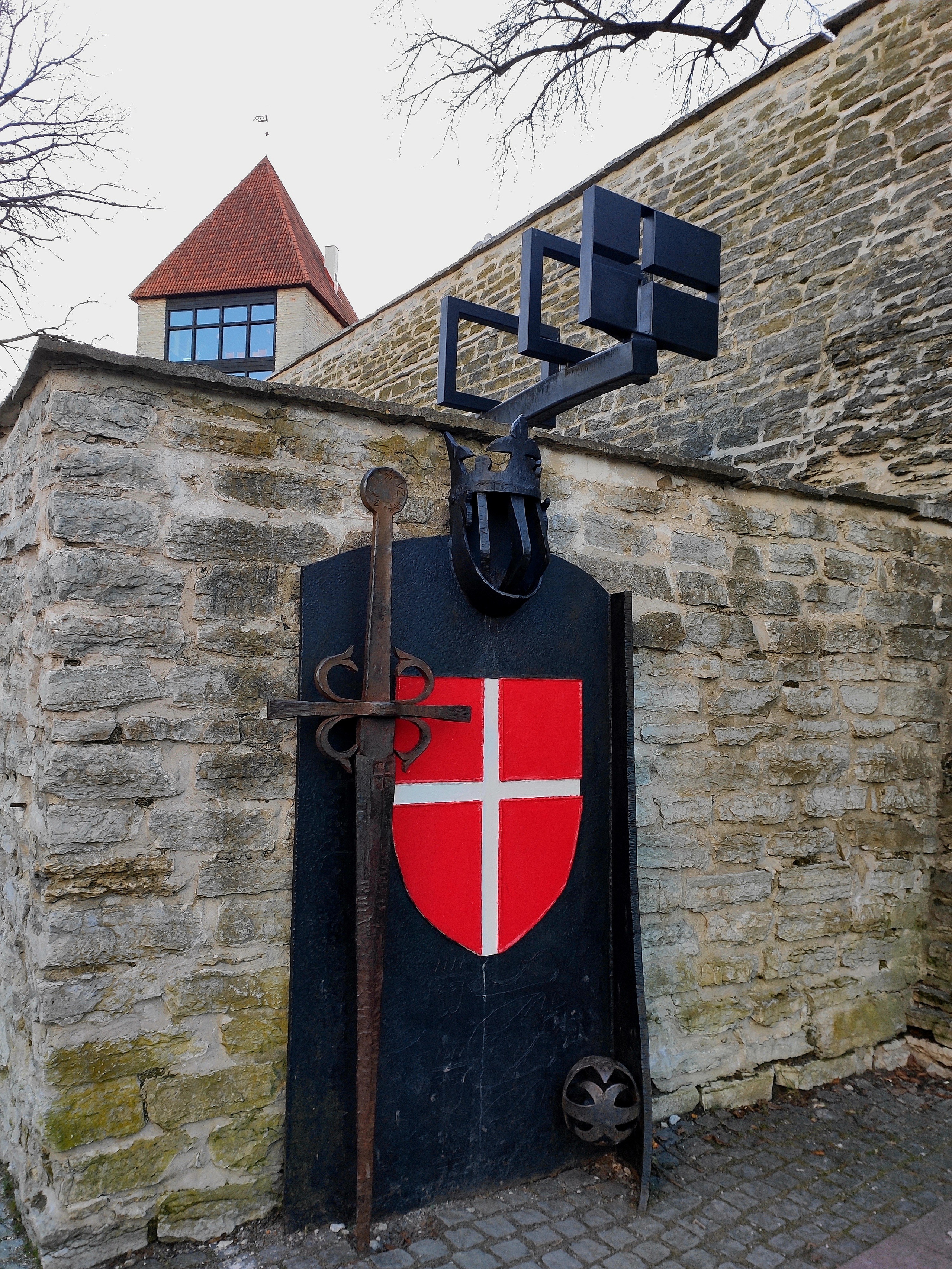 Сад датского короля. 15 июня 1219 г датские войска были атакованы эстонскими отрядами. Нападение было стремительным и неожиданным. Епископы и король поднялись на холм и обратились к Богу. С небес спустилось красное полотно с белым крестом - Даннеброг. С тех пор 15 июня - дата рождения Датского флага. По легенде именно на этом месте произошло явление знамени.