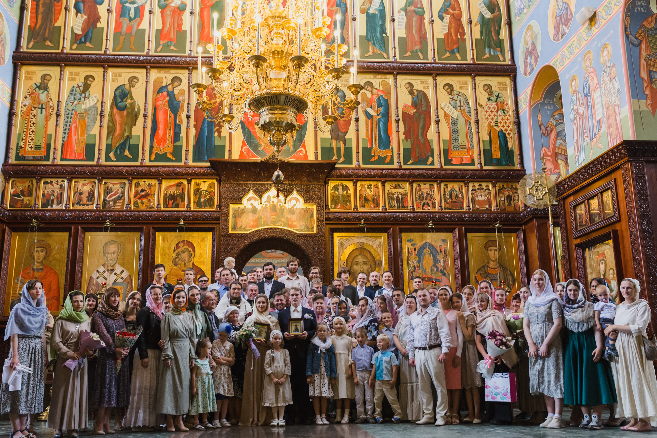 Общая фотография венчанной пары с родственниками 