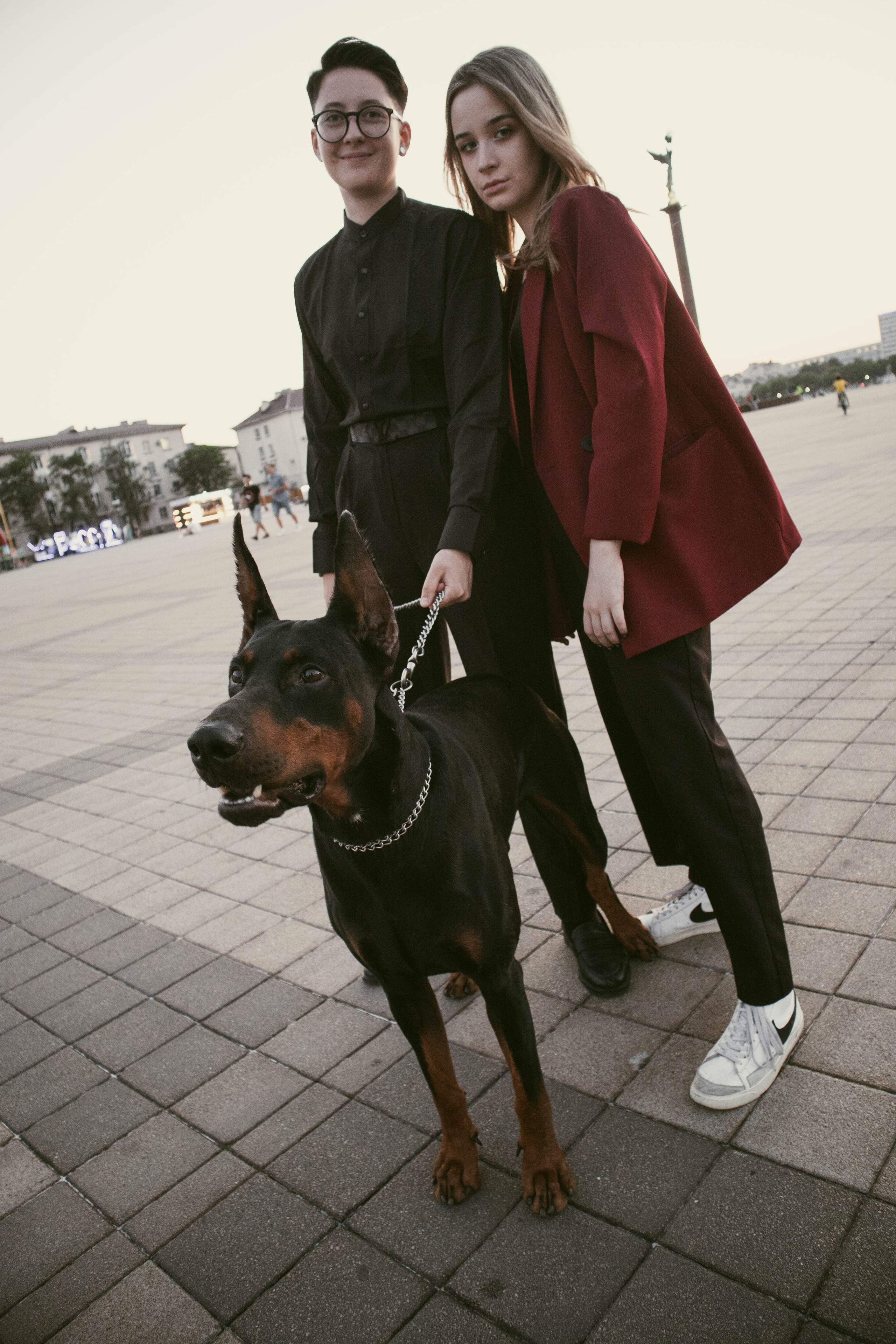 «Жизнь в ритме шага: пара с доберманом». Уличный фотограф Города N