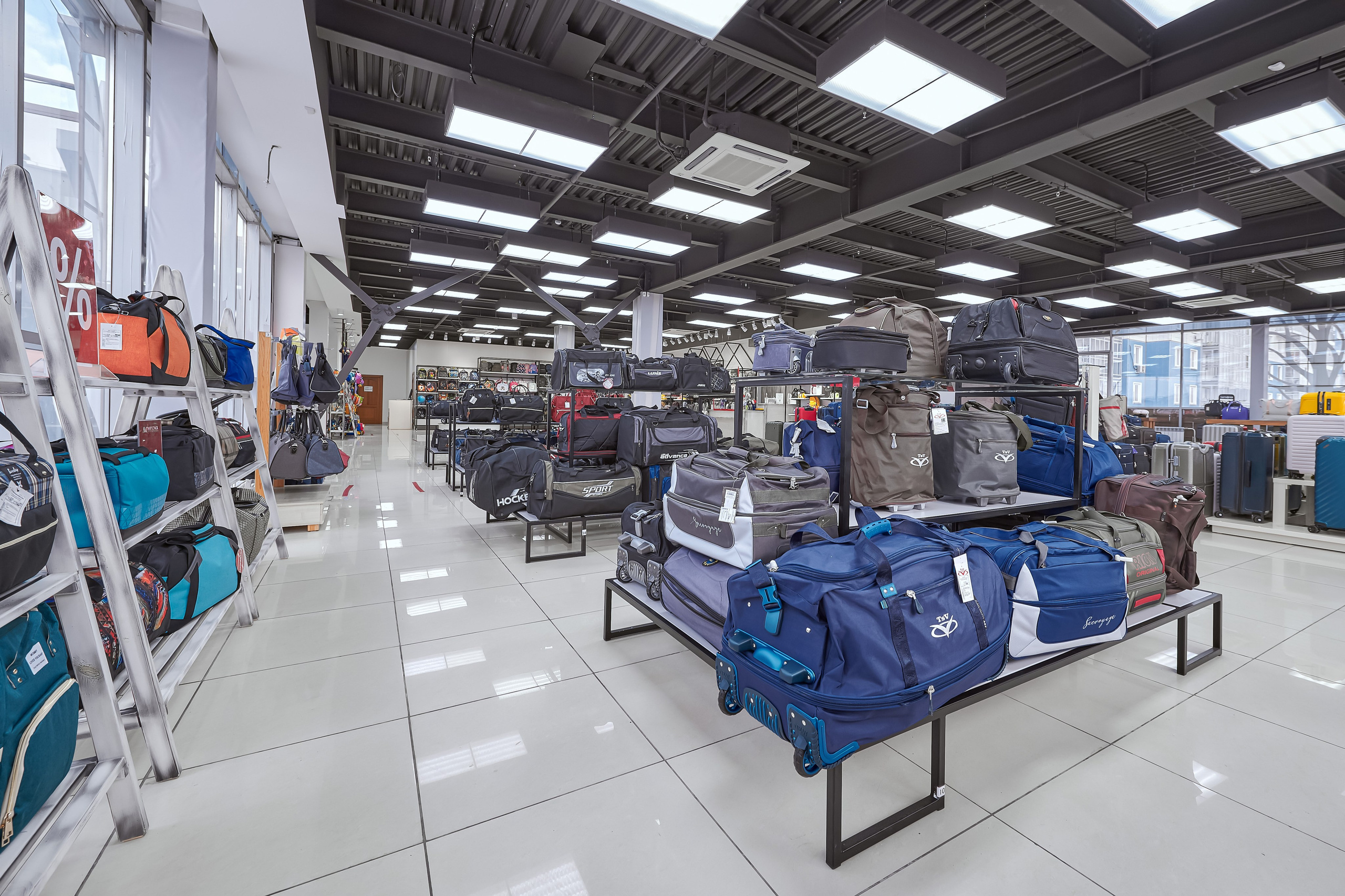 Портфолио по интерьерной и экстерьерной фотосъёмки: Мир сумок — Левый берег. Фотограф Яковлев Роман — Красноярск