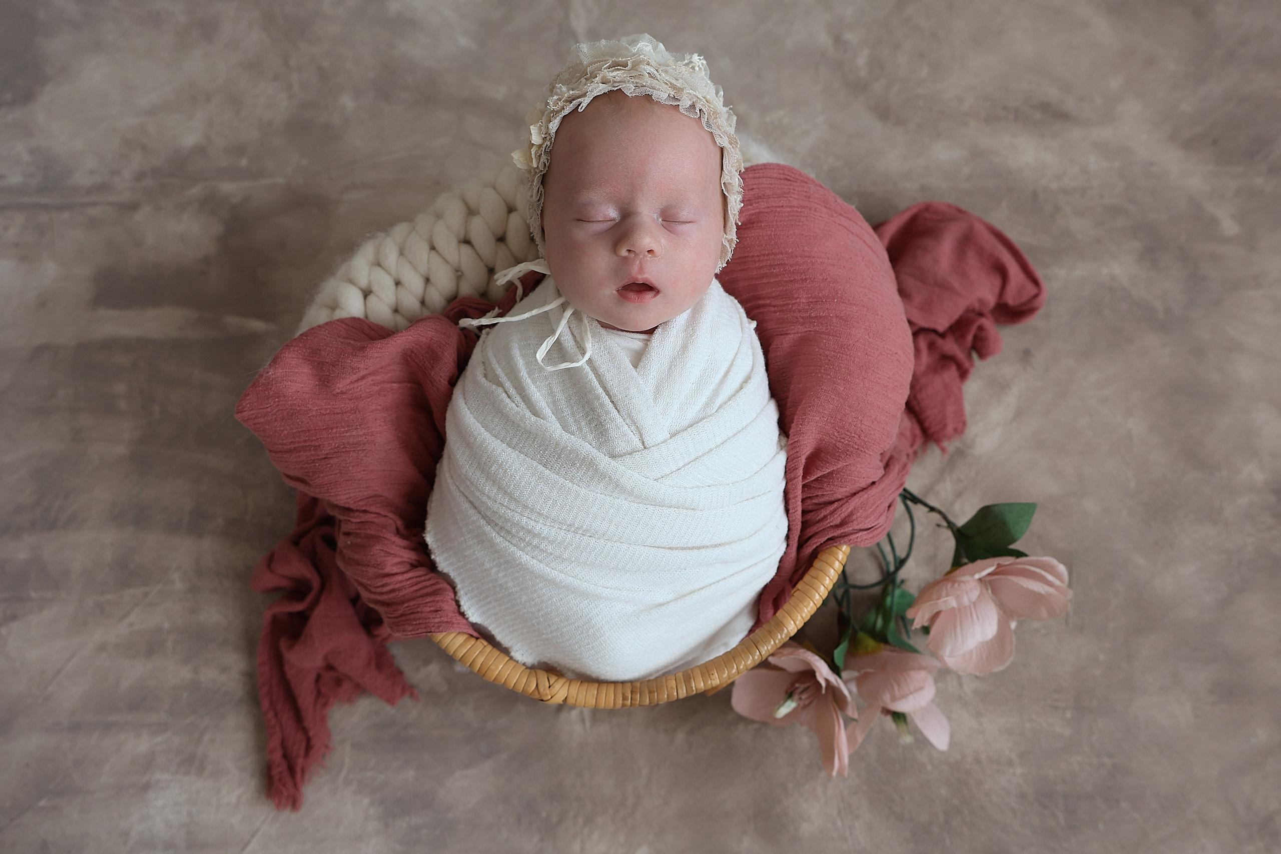 Съемка в стиле ньюборн с мамой. Фотосъемка выписки из роддома в Москве, заказать фотографа на выписку ньюборн съемка в роддоме newborn фотограф в Юдино