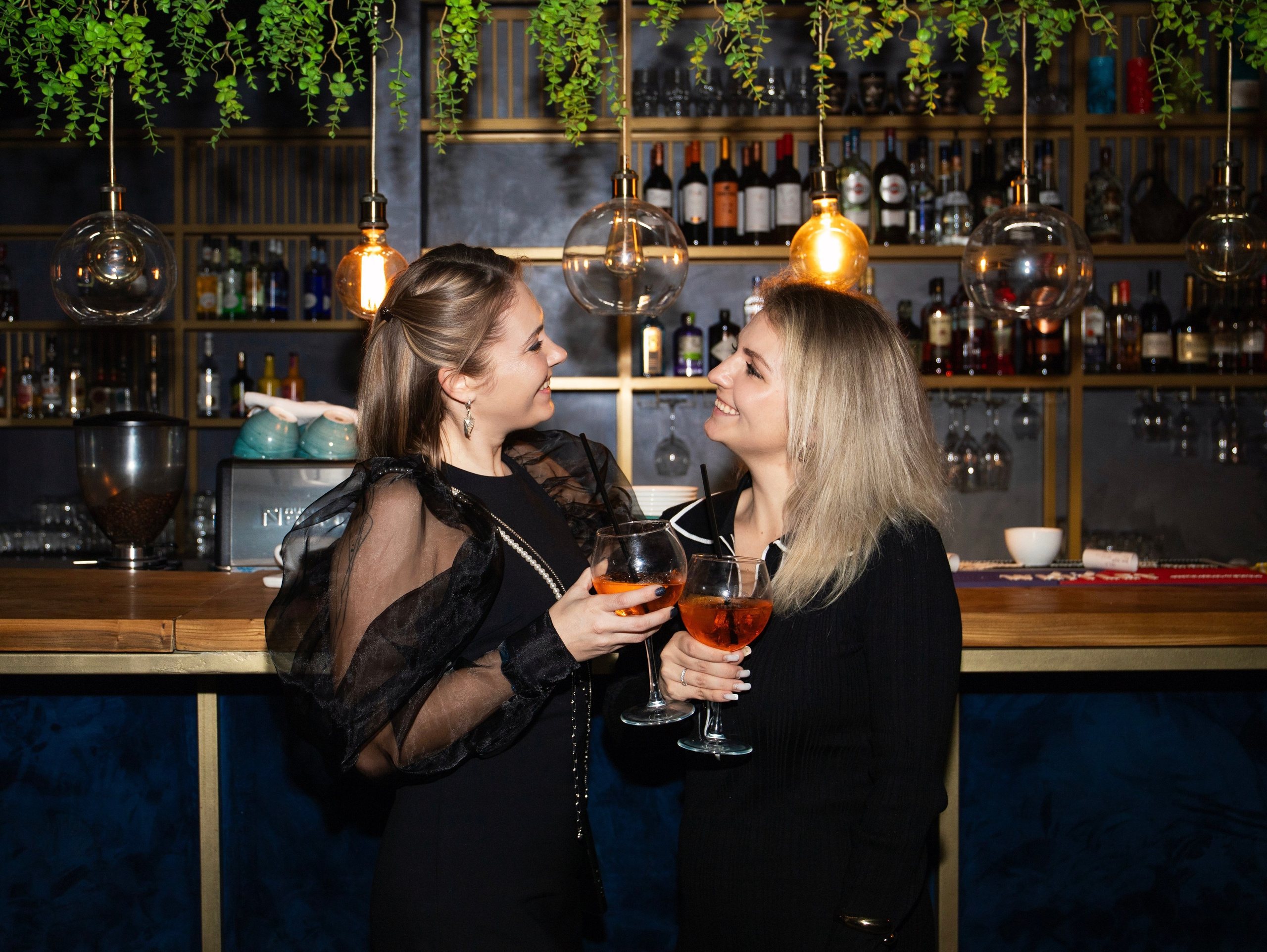 Репортажка из кальян-бара. Свадебный и семейный фотограф в Москве Мила Широких