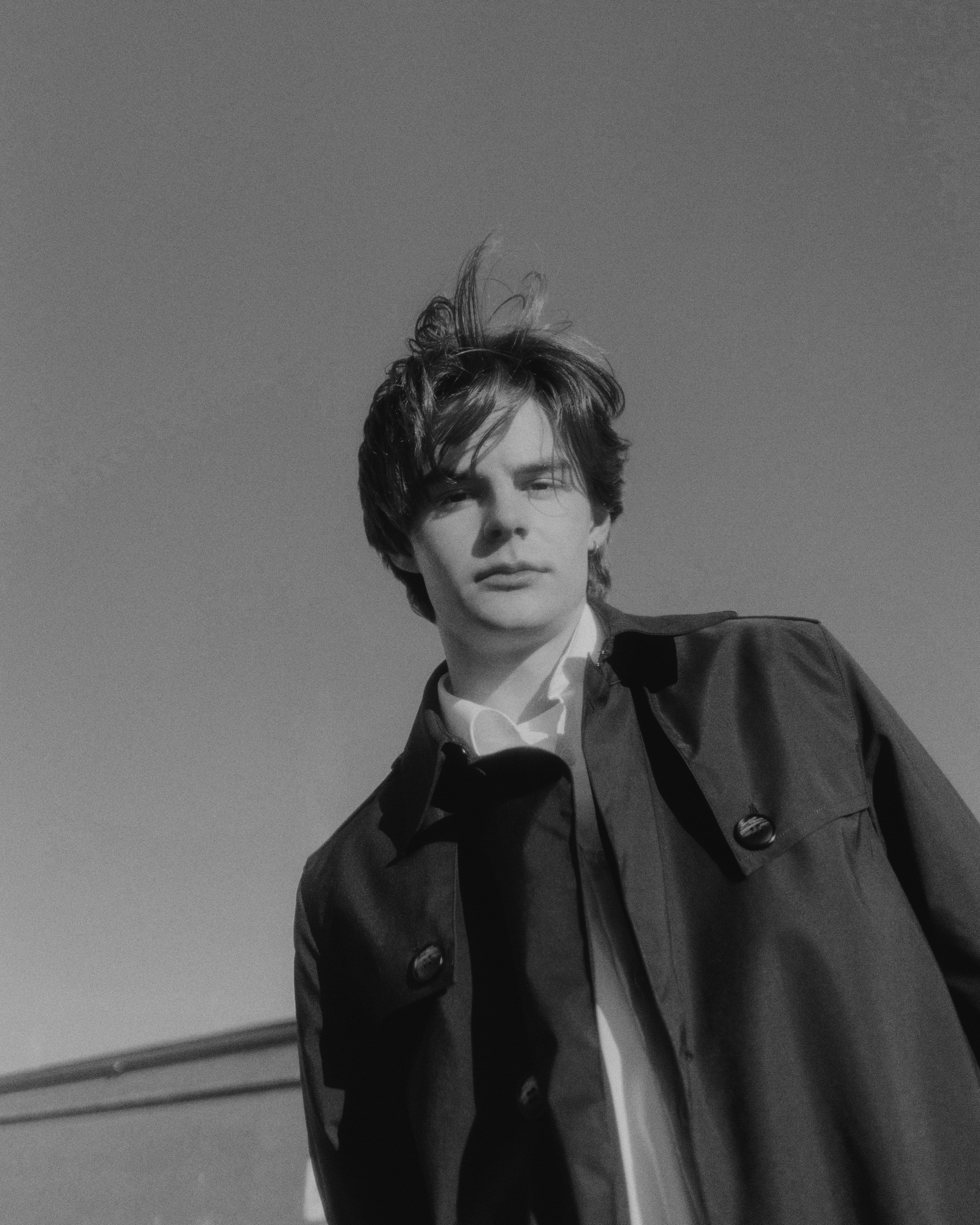 чб мужской портрет с необычной геометрией и композицией кадра