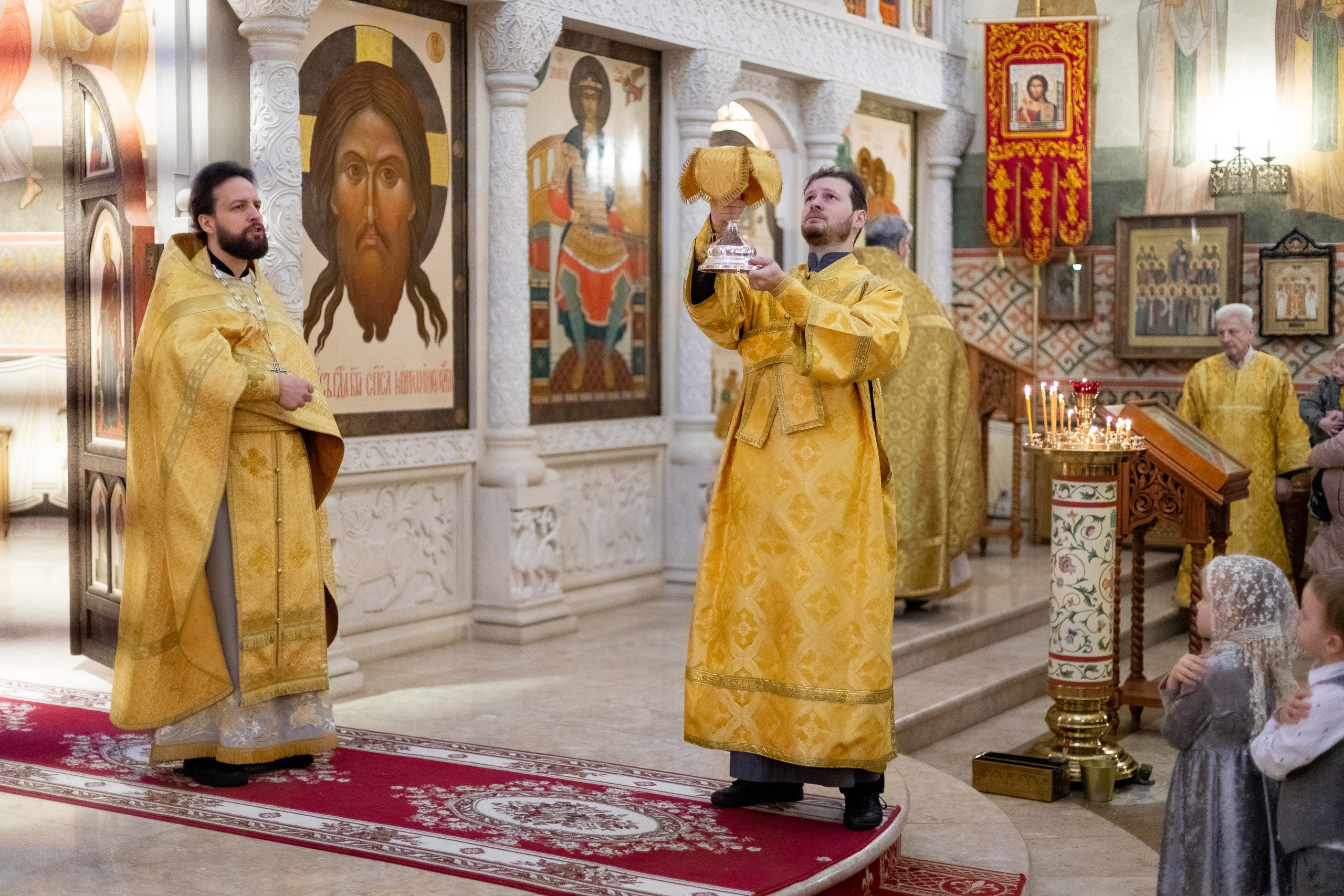 Праздничное богослужение Святителю Николаю 19 декабря. Интерьерный фотограф в Москве Роман Потапов
