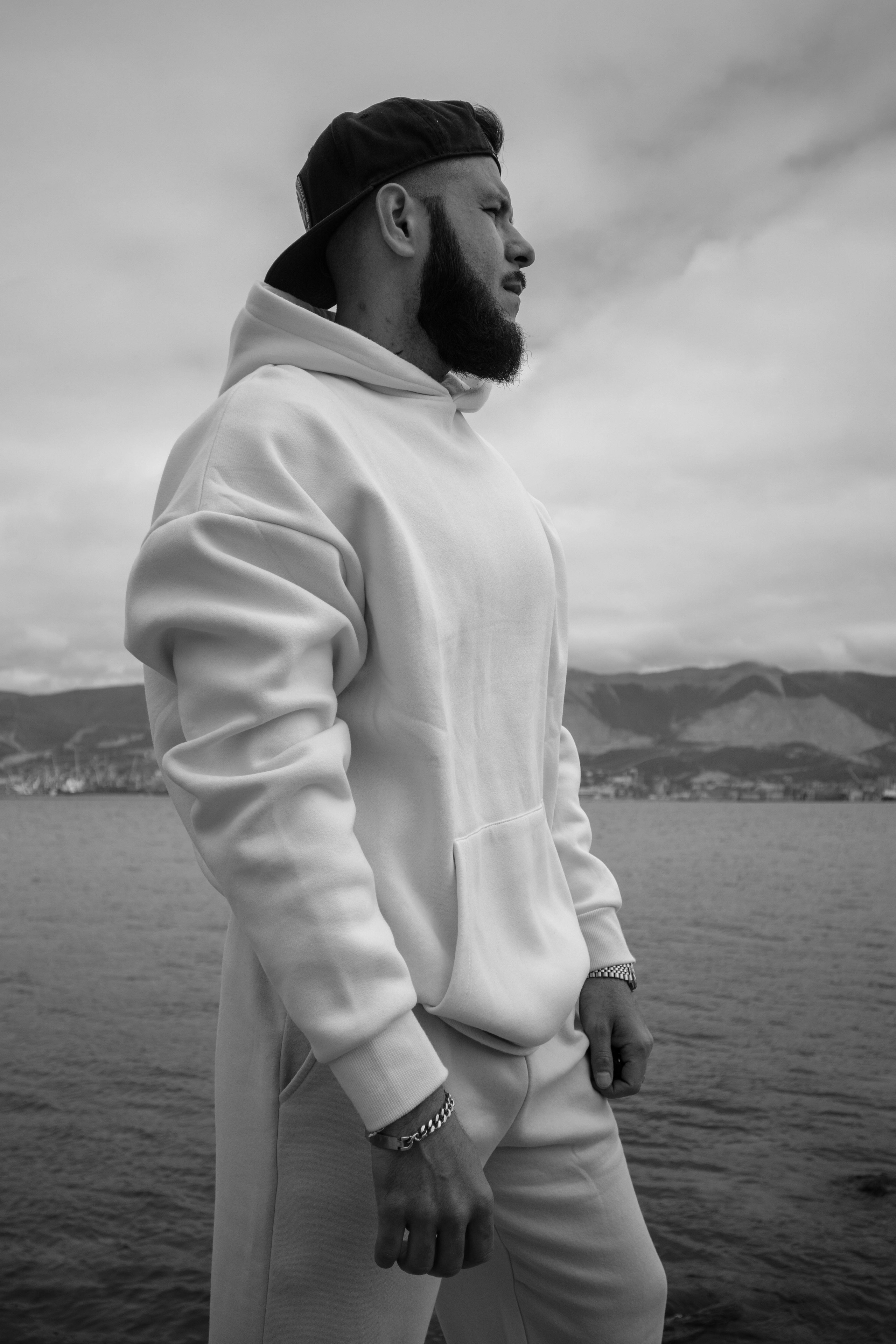 О. Уличный фотограф Города N