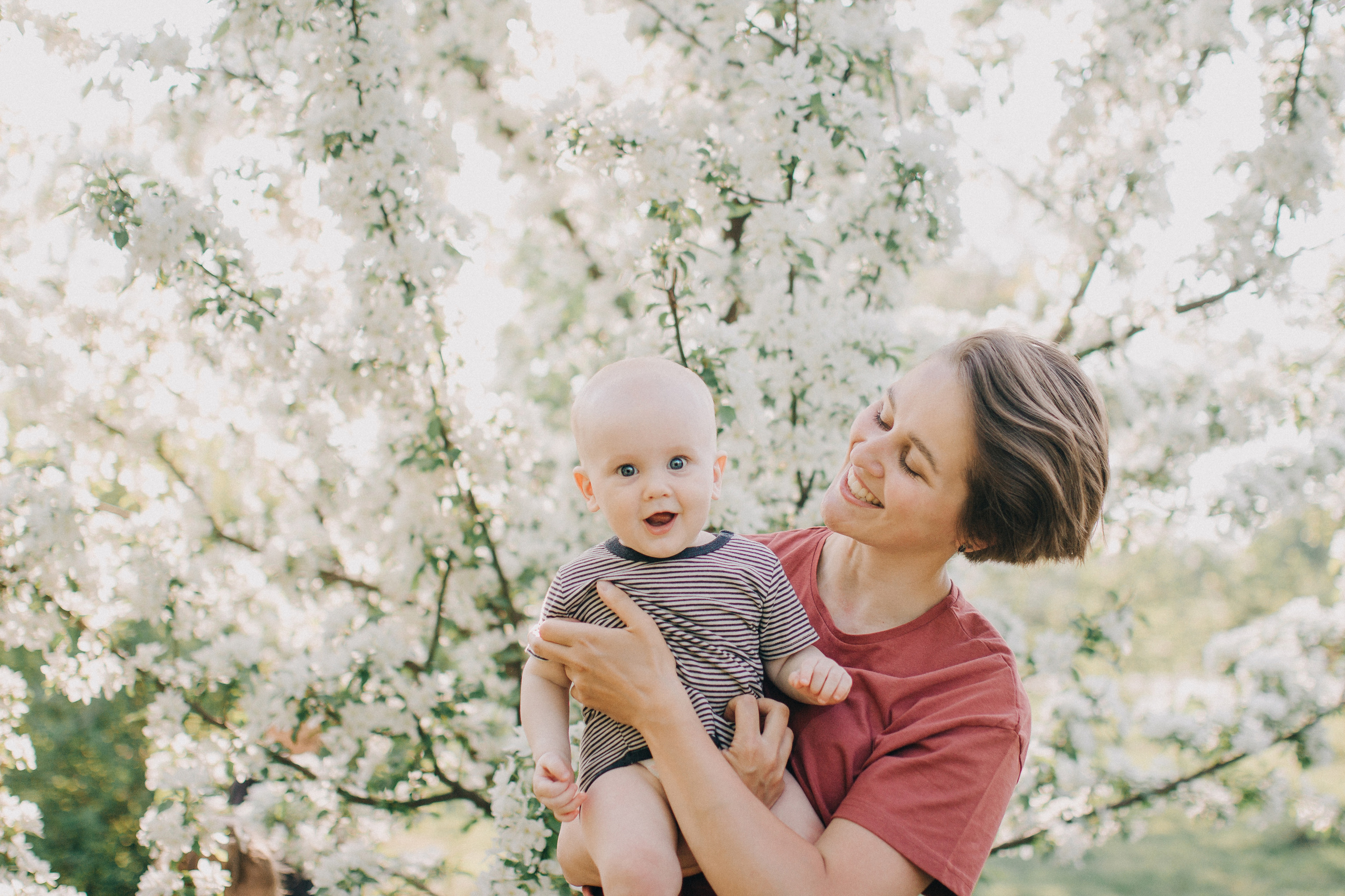 Съемка в цветущих яблонях. Семейный фотограф Екатеринбург Черепанова Олеся