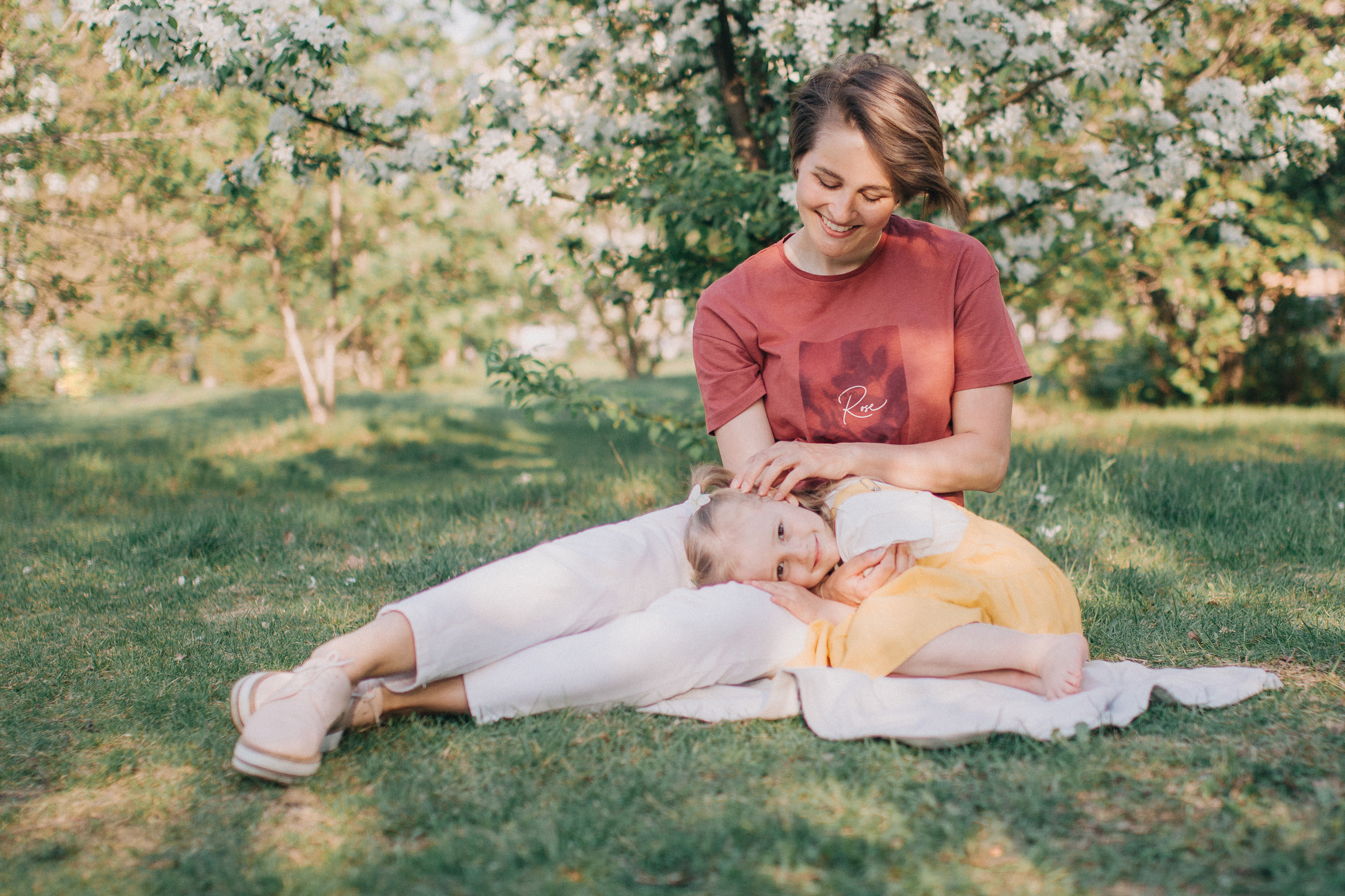 Съемка в цветущих яблонях. Семейный фотограф Екатеринбург Черепанова Олеся