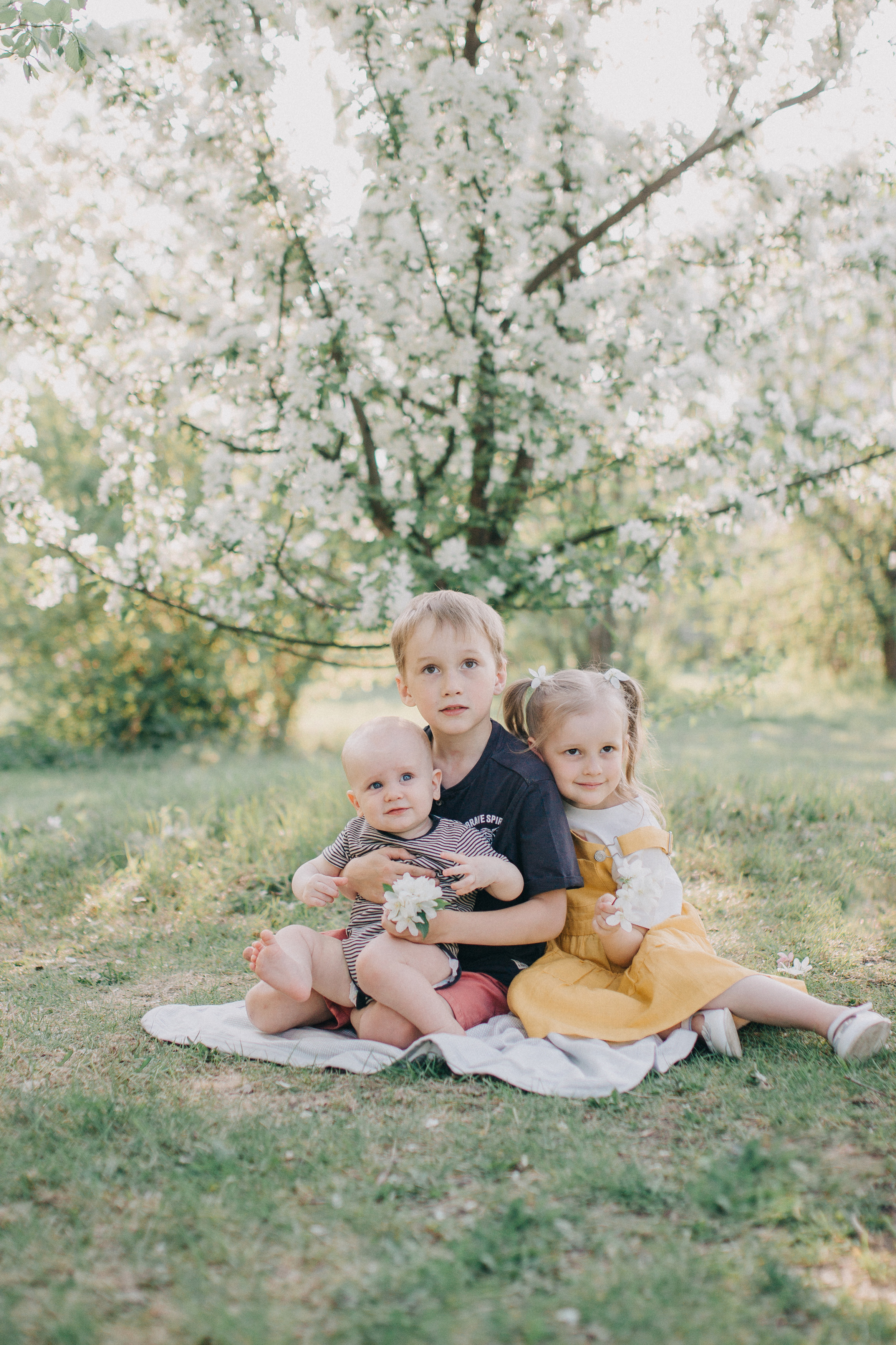Съемка в цветущих яблонях. Семейный фотограф Екатеринбург Черепанова Олеся
