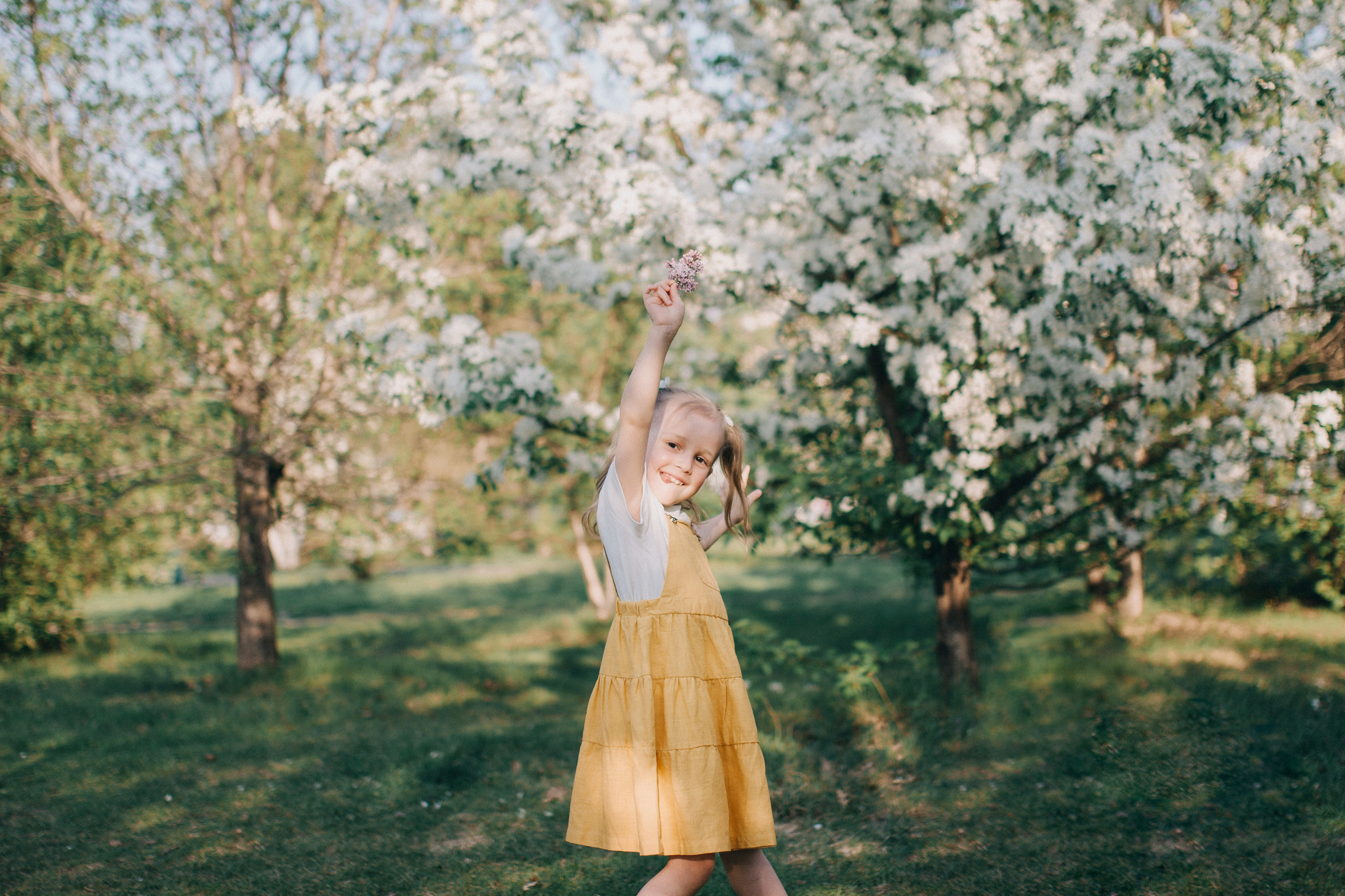 Съемка в цветущих яблонях. Семейный фотограф Екатеринбург Черепанова Олеся
