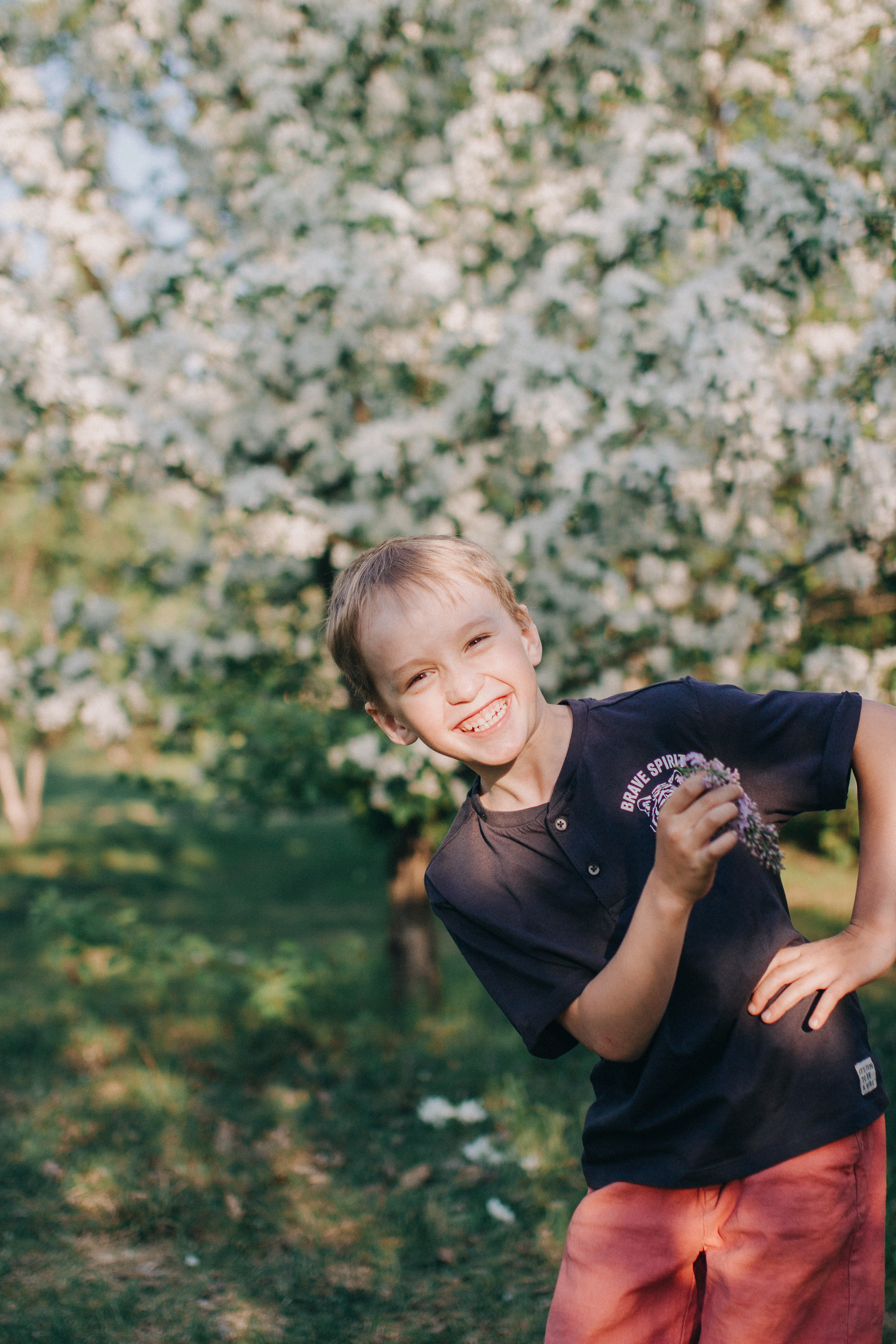 Съемка в цветущих яблонях. Семейный фотограф Екатеринбург Черепанова Олеся