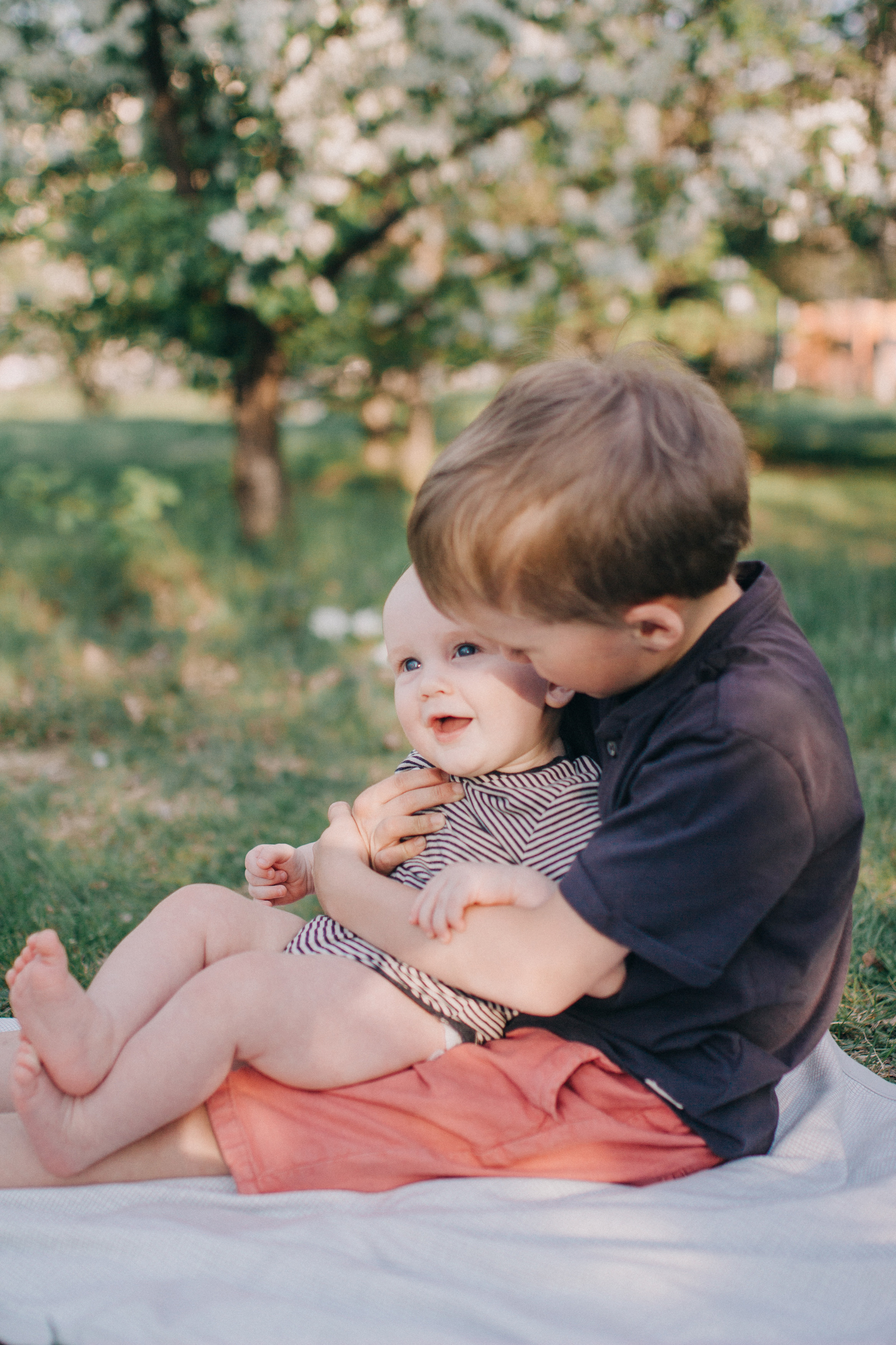 Съемка в цветущих яблонях. Семейный фотограф Екатеринбург Черепанова Олеся