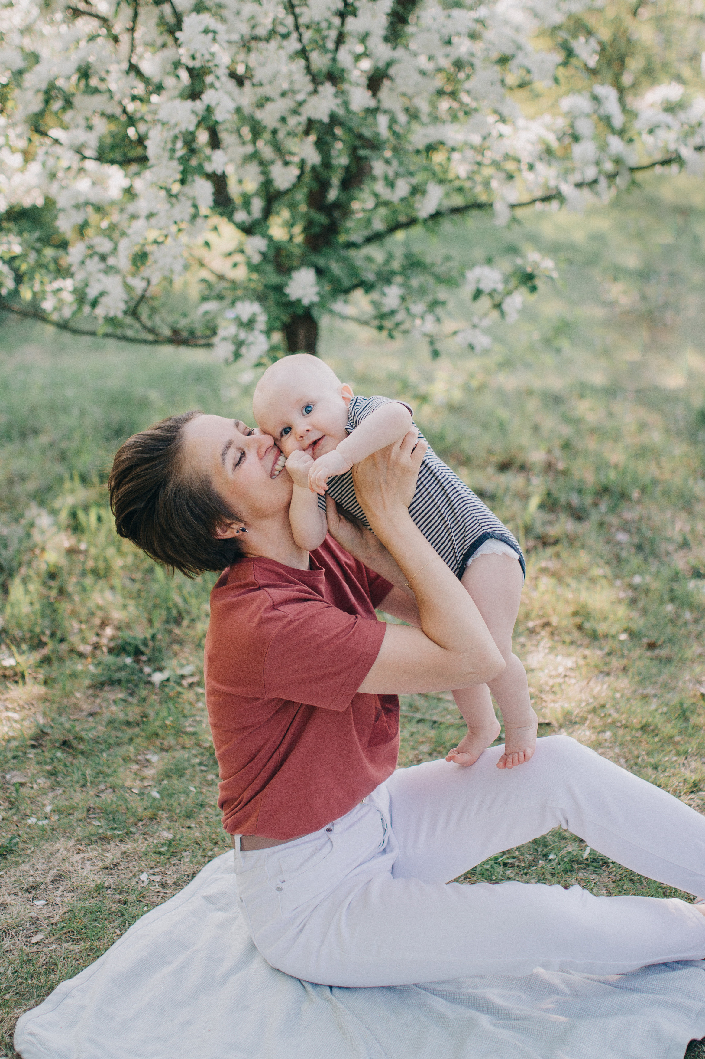 Съемка в цветущих яблонях. Семейный фотограф Екатеринбург Черепанова Олеся