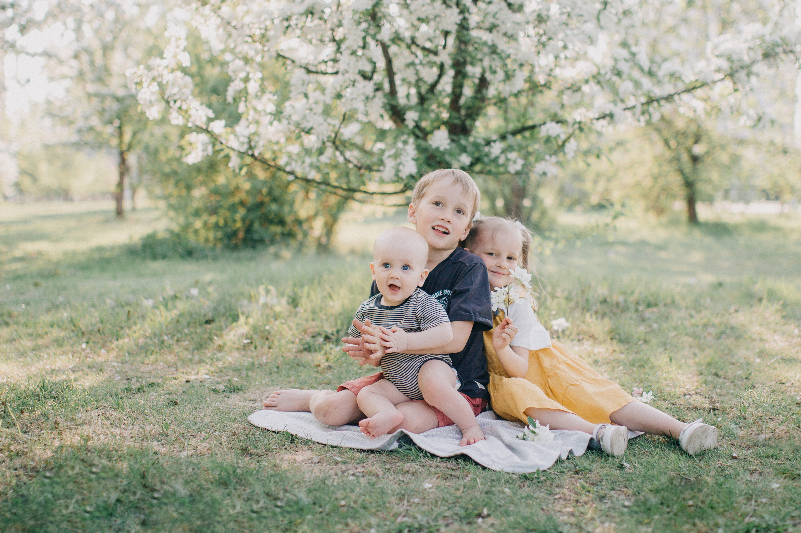 Съемка в цветущих яблонях. Семейный фотограф Екатеринбург Черепанова Олеся